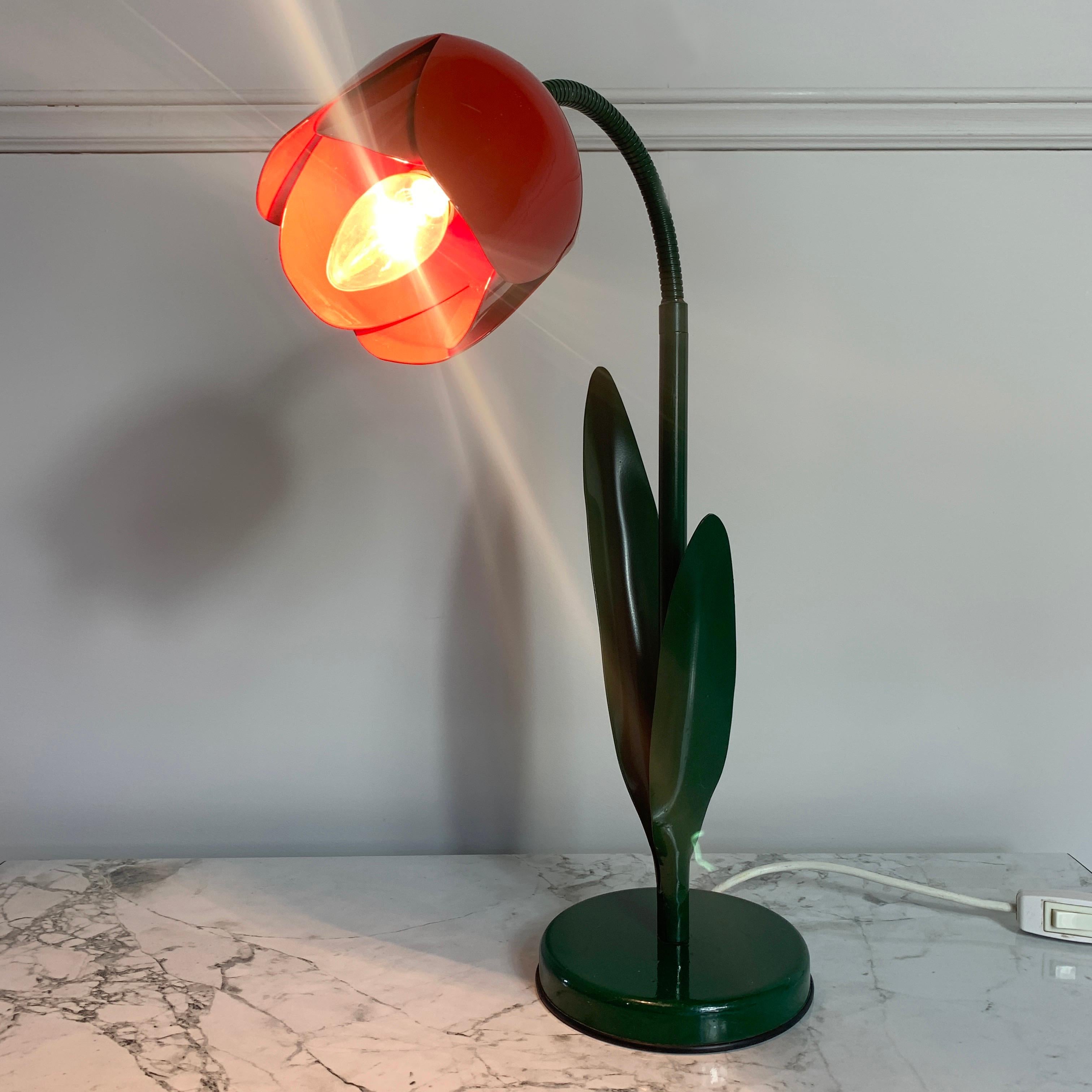 Pop Art style tulip flower floor lamp in enameled metal by Bliss, UK
'bliss' designer tulip table lamp
This example is in fantastic condition
Measures: 50cm height (as shown in photograph) 69cm height with tulip head pointing straight up, 15cm