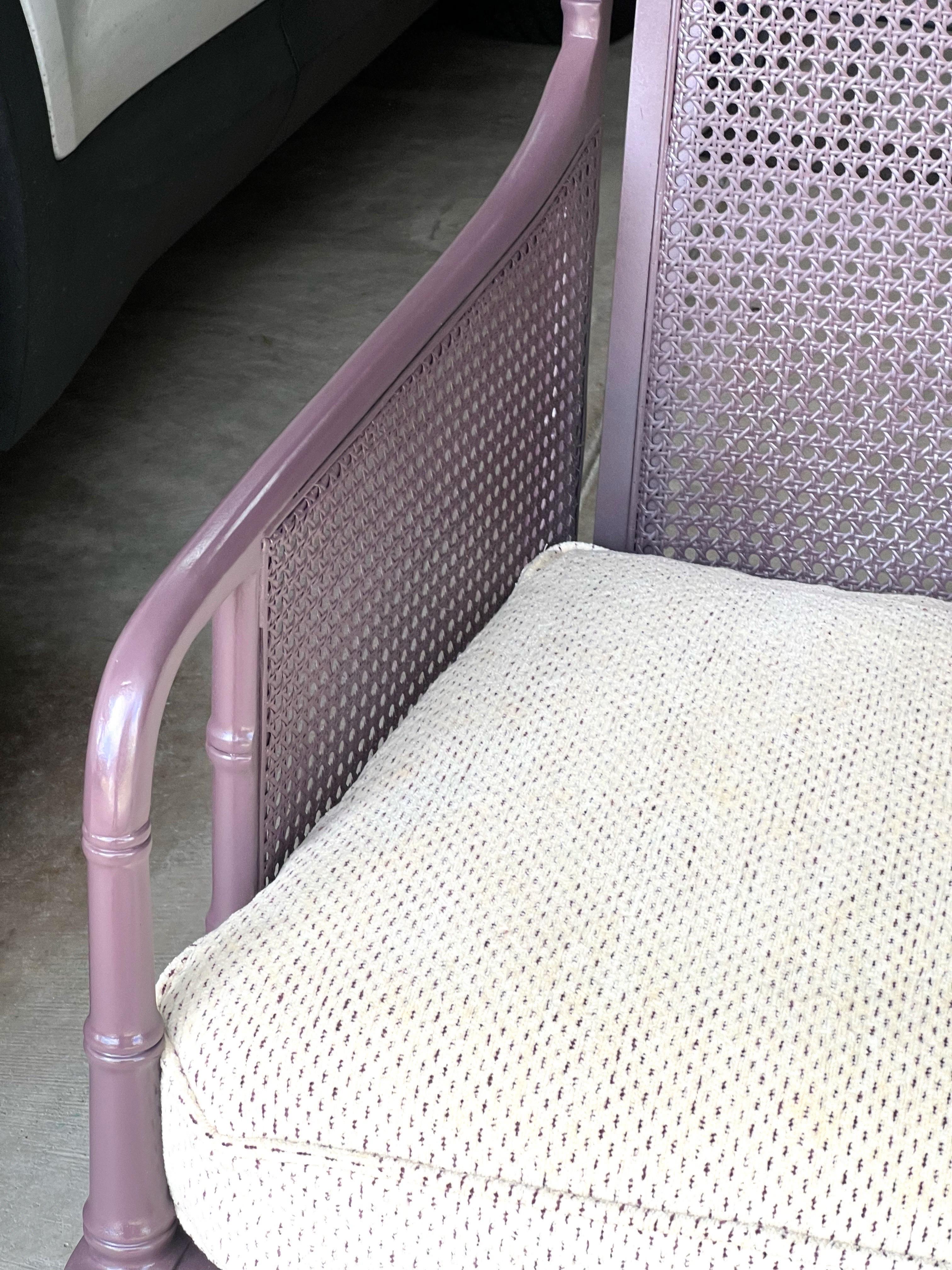 1980's Regency Cane Lounge Chairs lackiert in Brinjal, neu gepolstert im Angebot 3