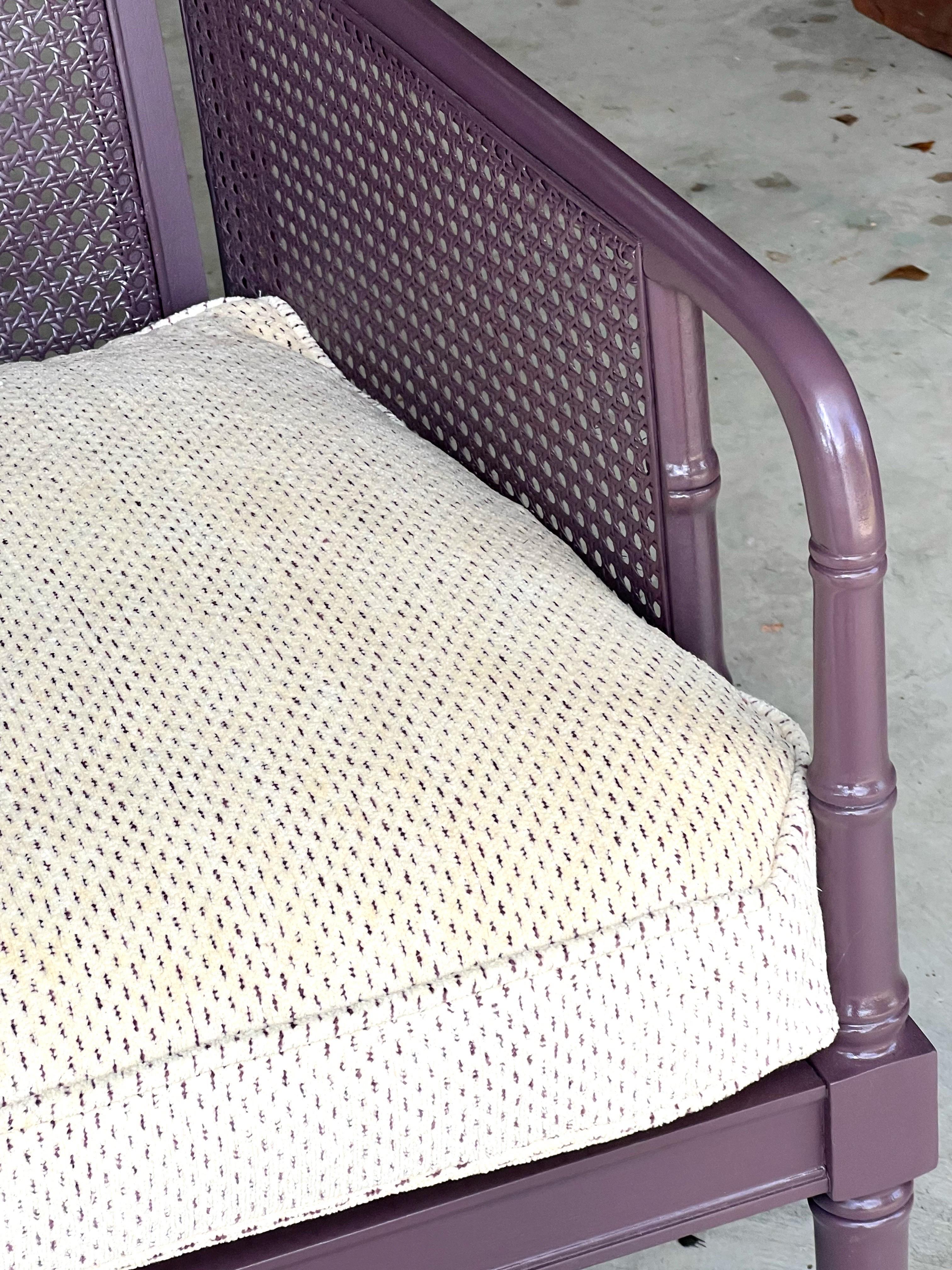 1980's Regency Cane Lounge Chairs lackiert in Brinjal, neu gepolstert im Angebot 4