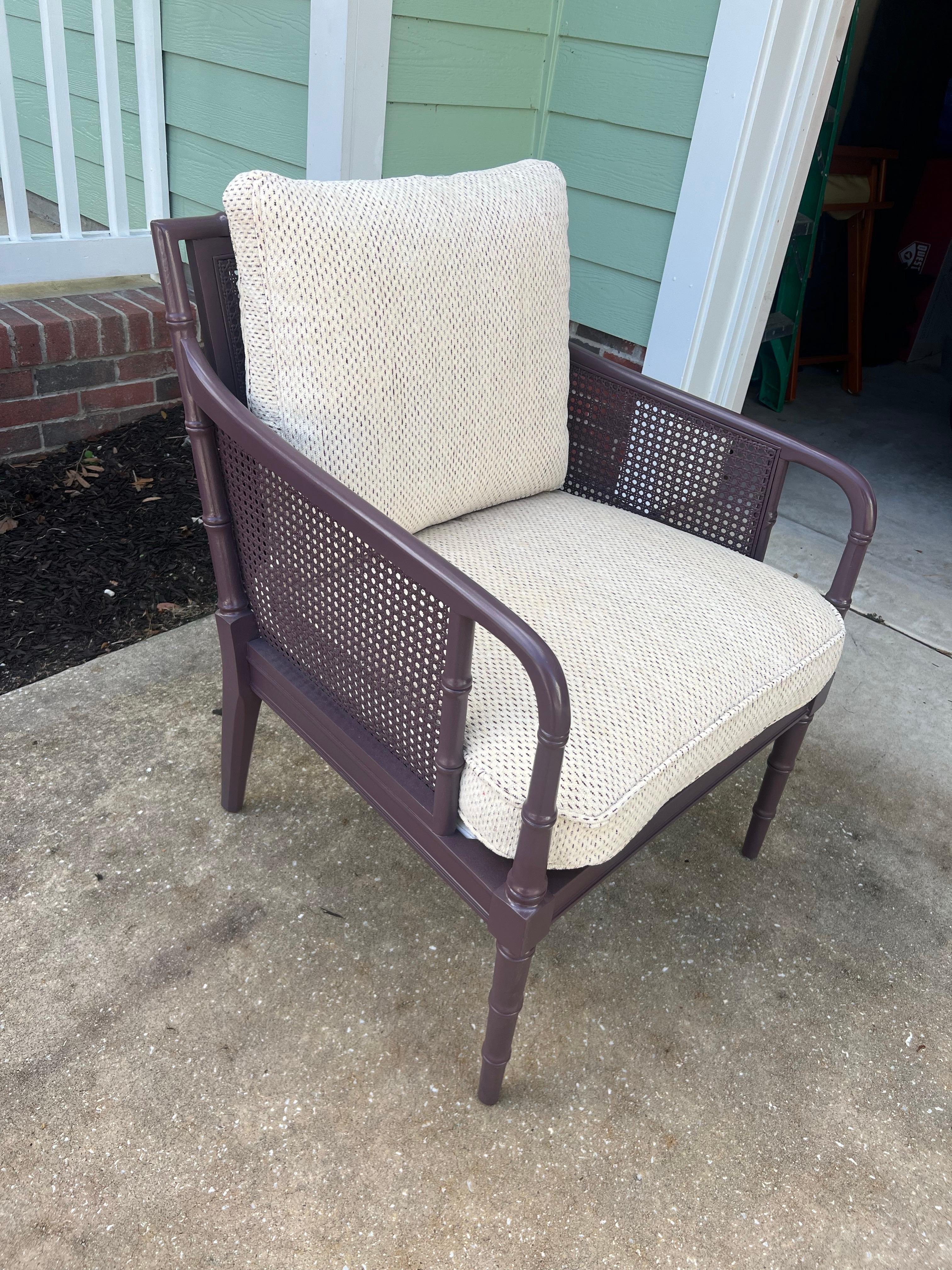 Ein Satz von 2 Sesseln aus Mahagoni im anglo-indischen Stil von Hickory Chair Company.
Sitzhöhe mit beiden Polstern 19,5