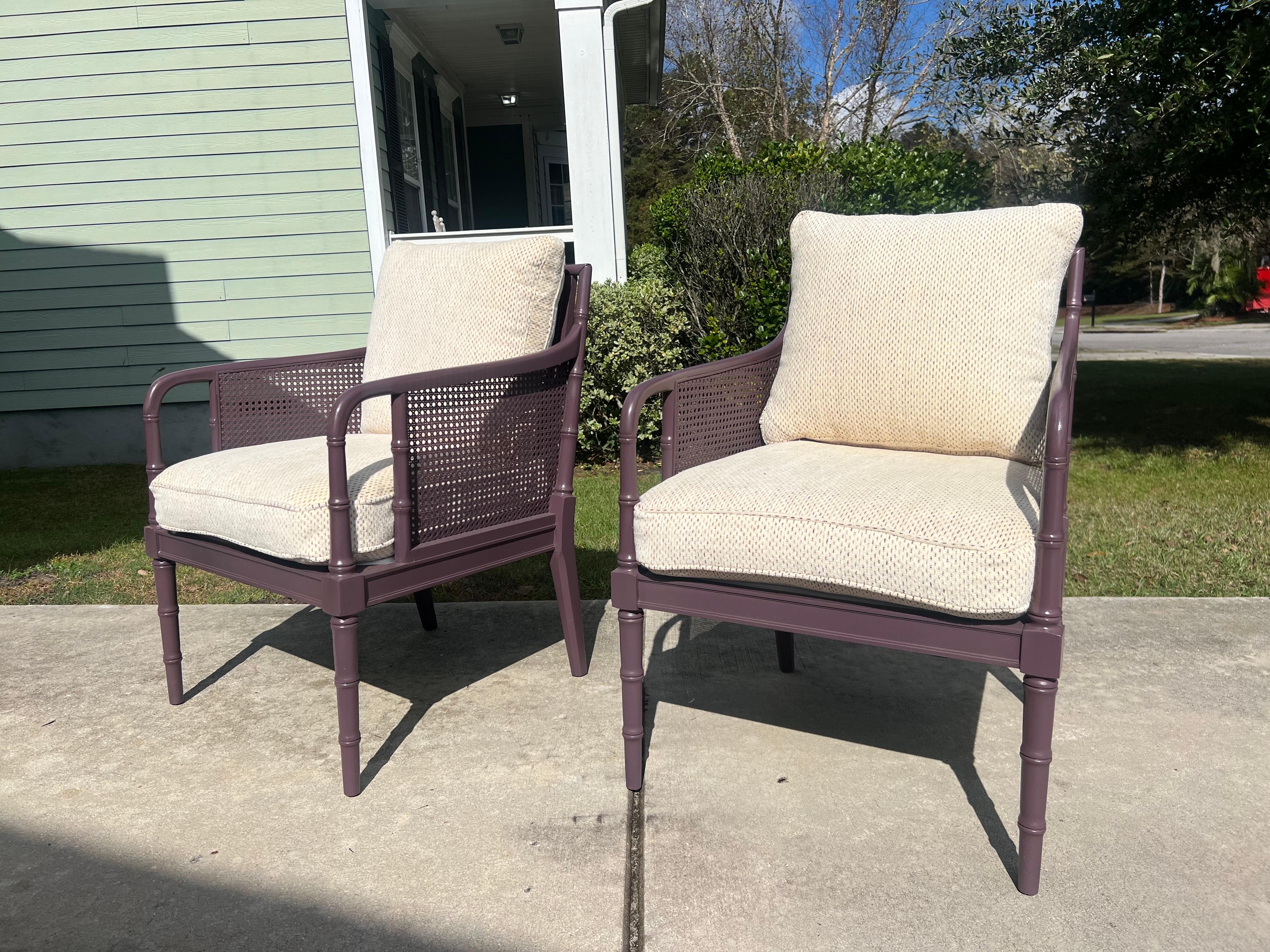 1980's Regency Cane Lounge Chairs lackiert in Brinjal, neu gepolstert (Anglo-indisch) im Angebot
