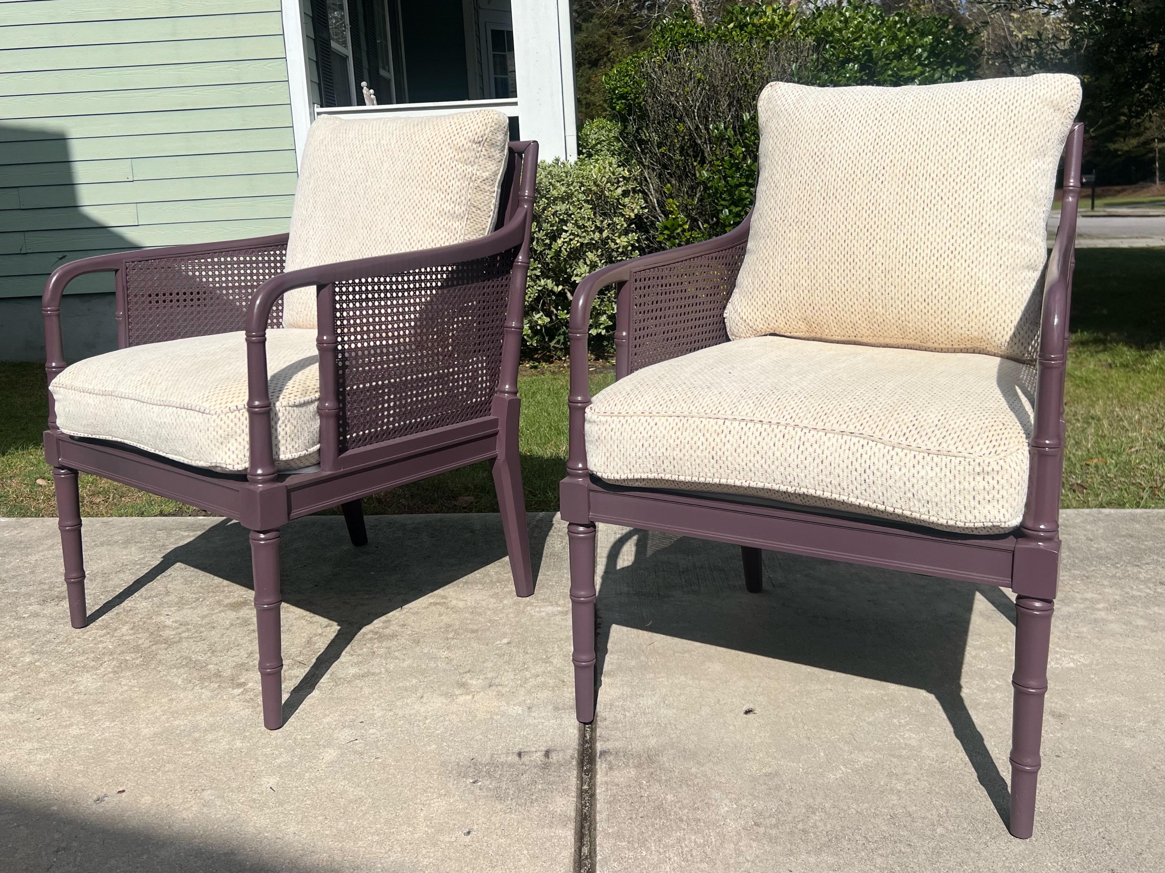 1980's Regency Cane Lounge Chairs lackiert in Brinjal, neu gepolstert (amerikanisch) im Angebot