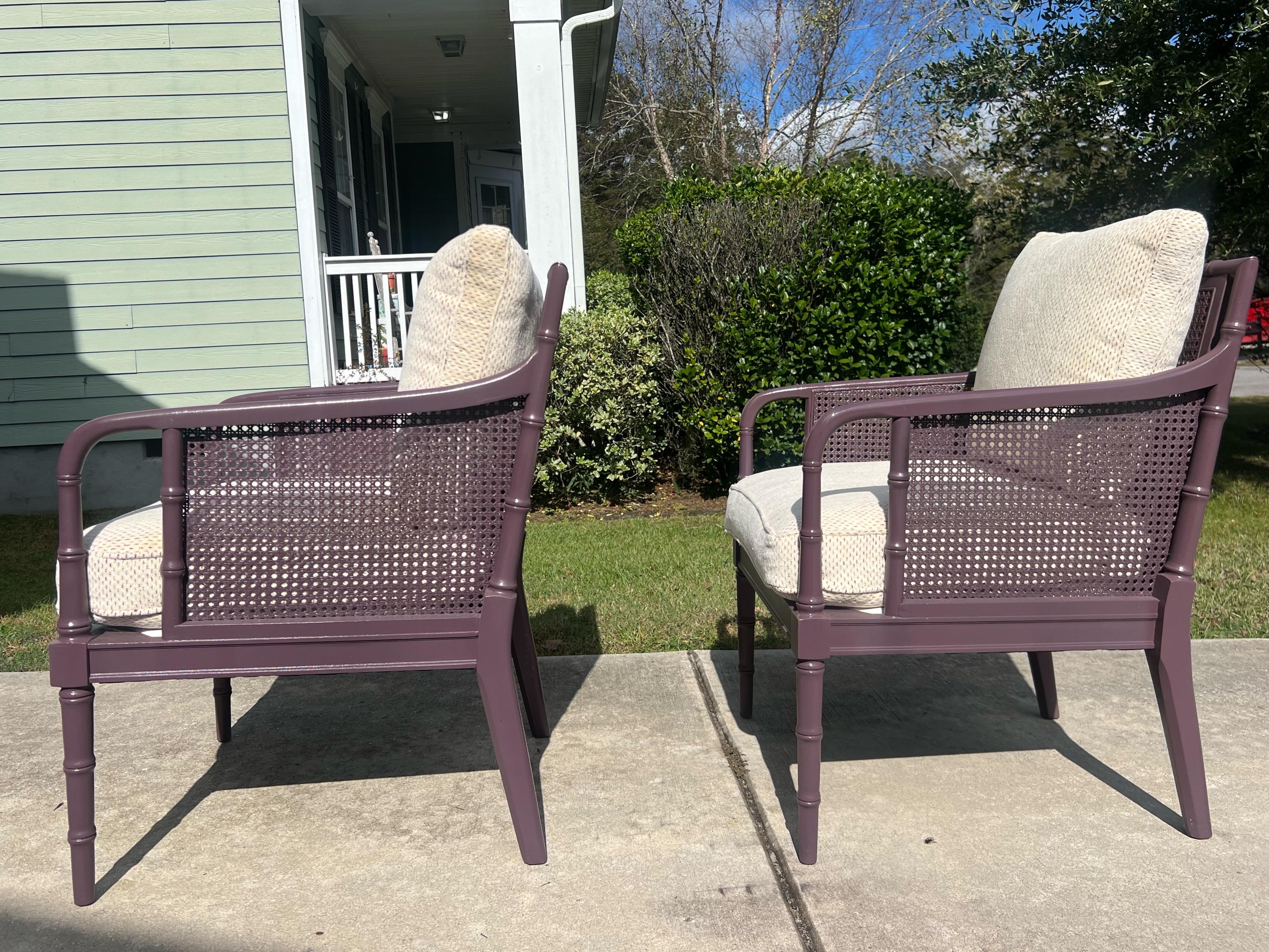 1980's Regency Cane Lounge Chairs lackiert in Brinjal, neu gepolstert im Zustand „Gut“ im Angebot in Charleston, SC