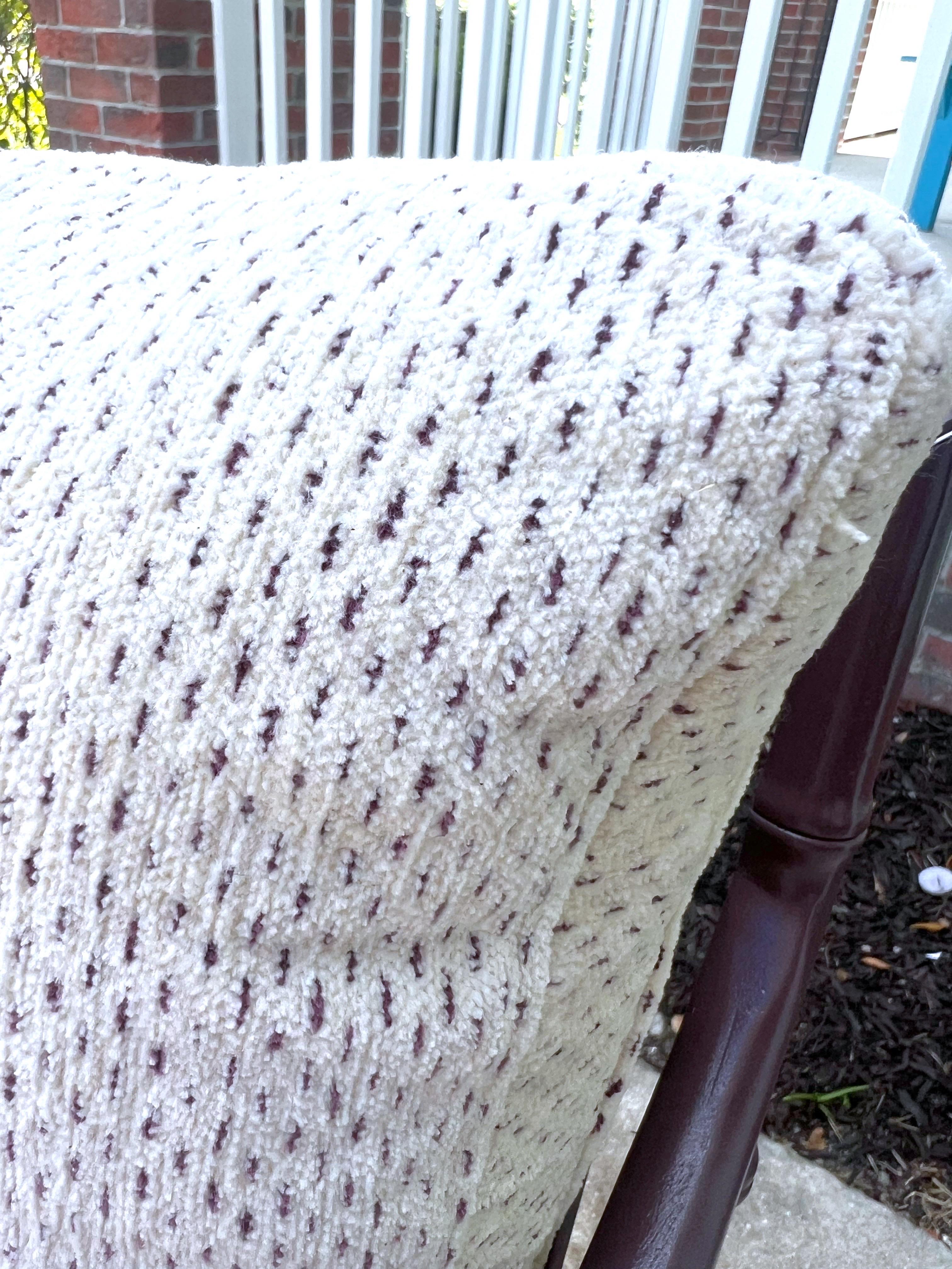 1980's Regency Cane Lounge Chairs lackiert in Brinjal, neu gepolstert (Polster) im Angebot