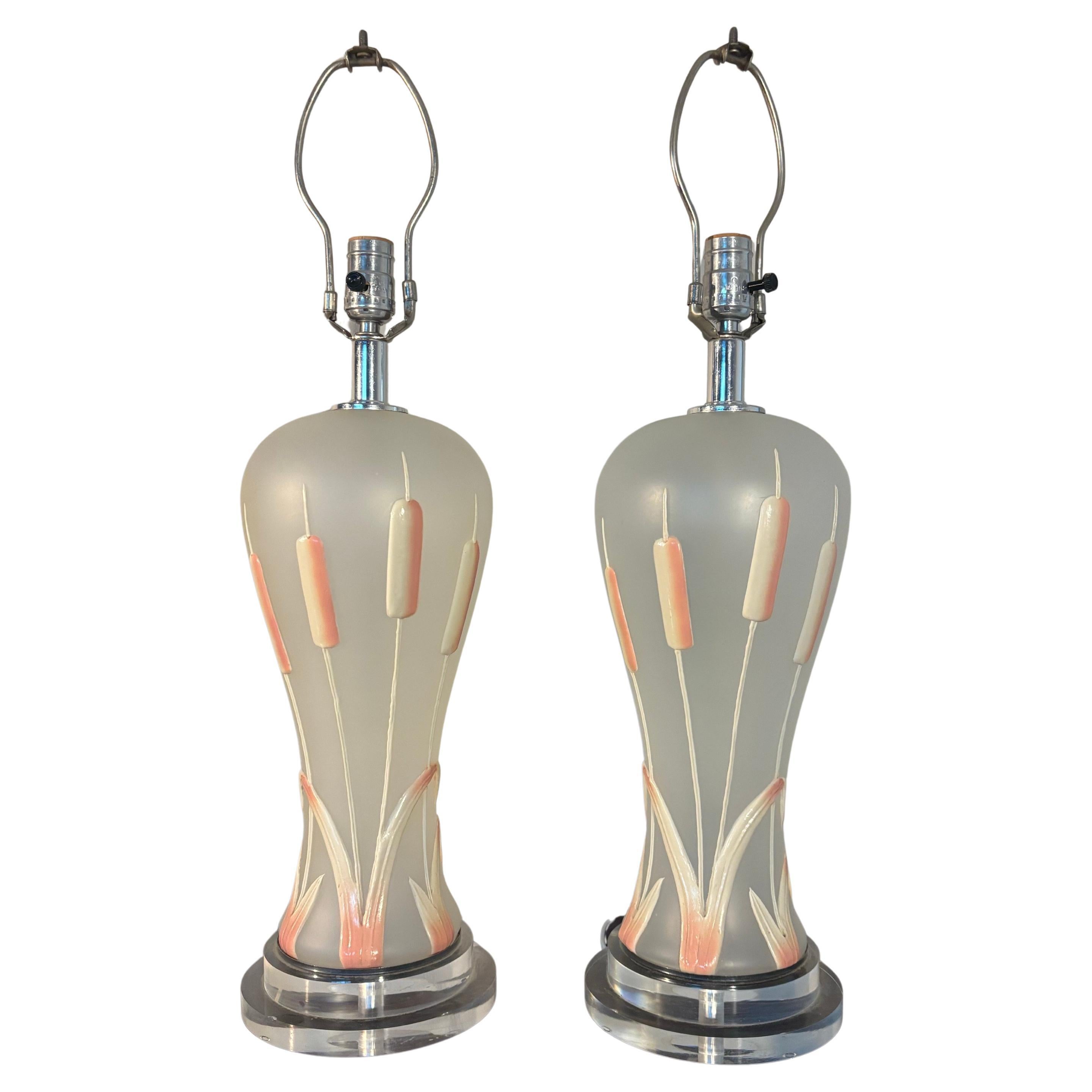 Paire de lampes de bureau Regency des années 1980 en verre dépoli et lucite