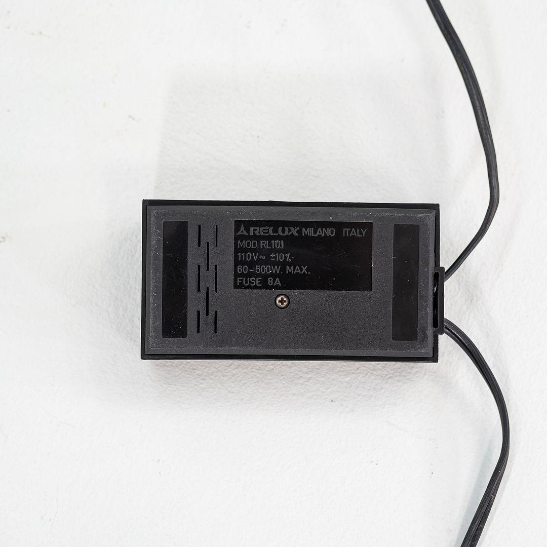 Lámpara de pie de acero Relux Milano de los años 80 en negro Made in Italy finales del siglo XX en venta