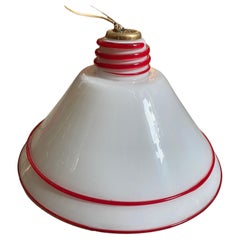 Lampe à suspension moderniste Renato Toso des années 1980, en verre de Murano blanc et rouge et laiton