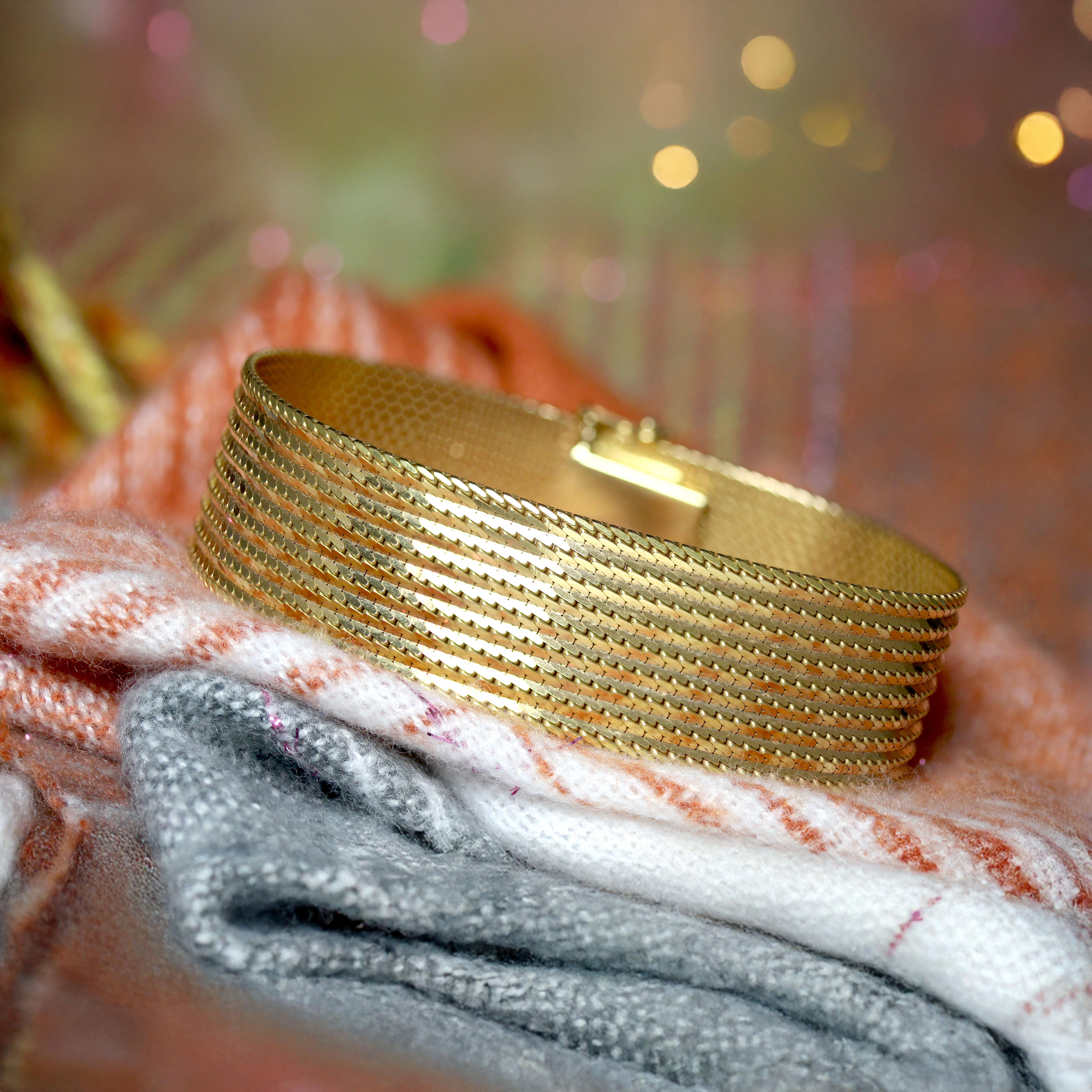 1980s Retro 18 Karat Yellow Gold Flexible Bracelet For Sale 3