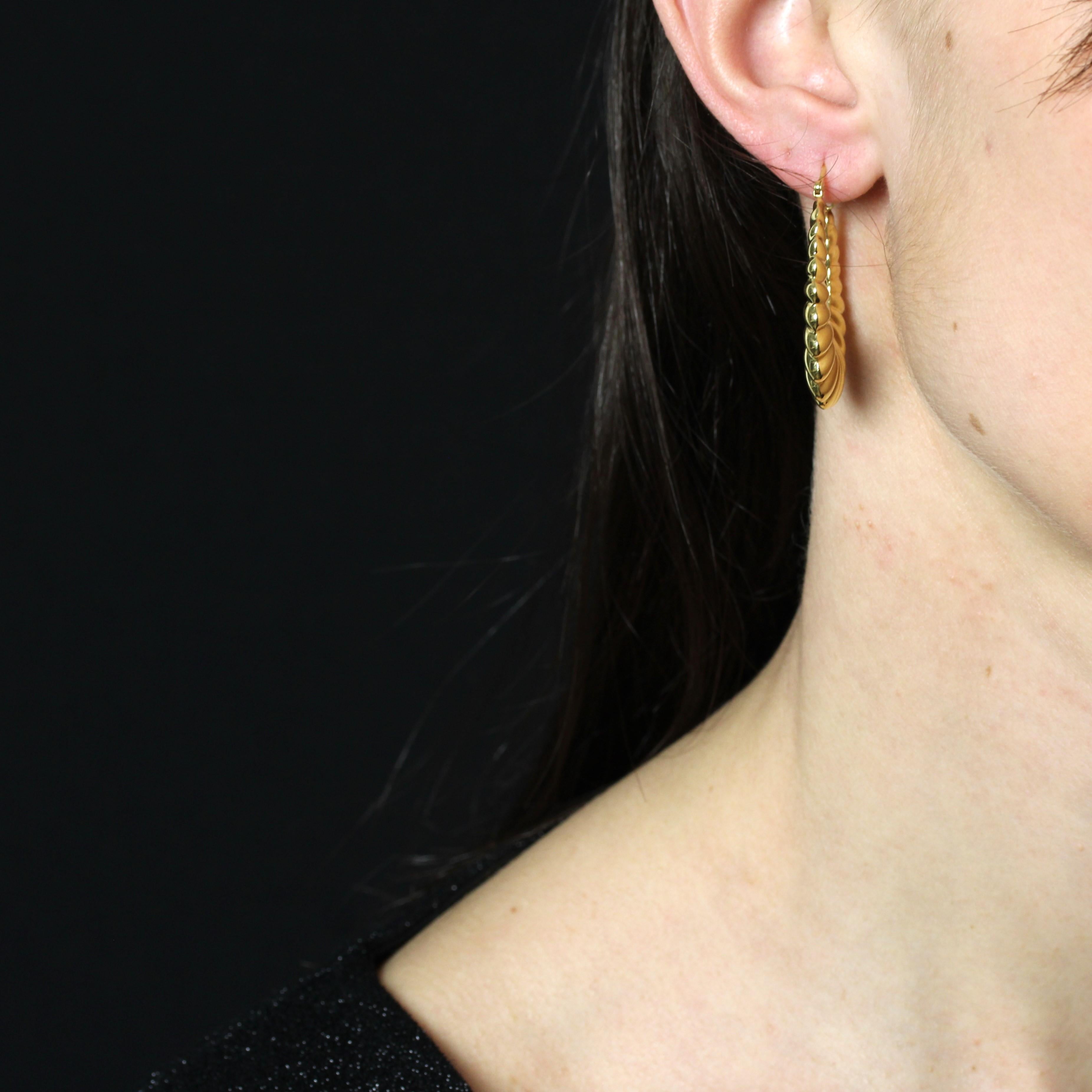 For pierced ears.
Earrings in 18 karat yellow gold, weevil hallmark.
Important earrings in yellow gold, they form two oval hoop earrings, drop-shaped around their circumference. The fastening system is threaded through the back.
Height : 4 cm