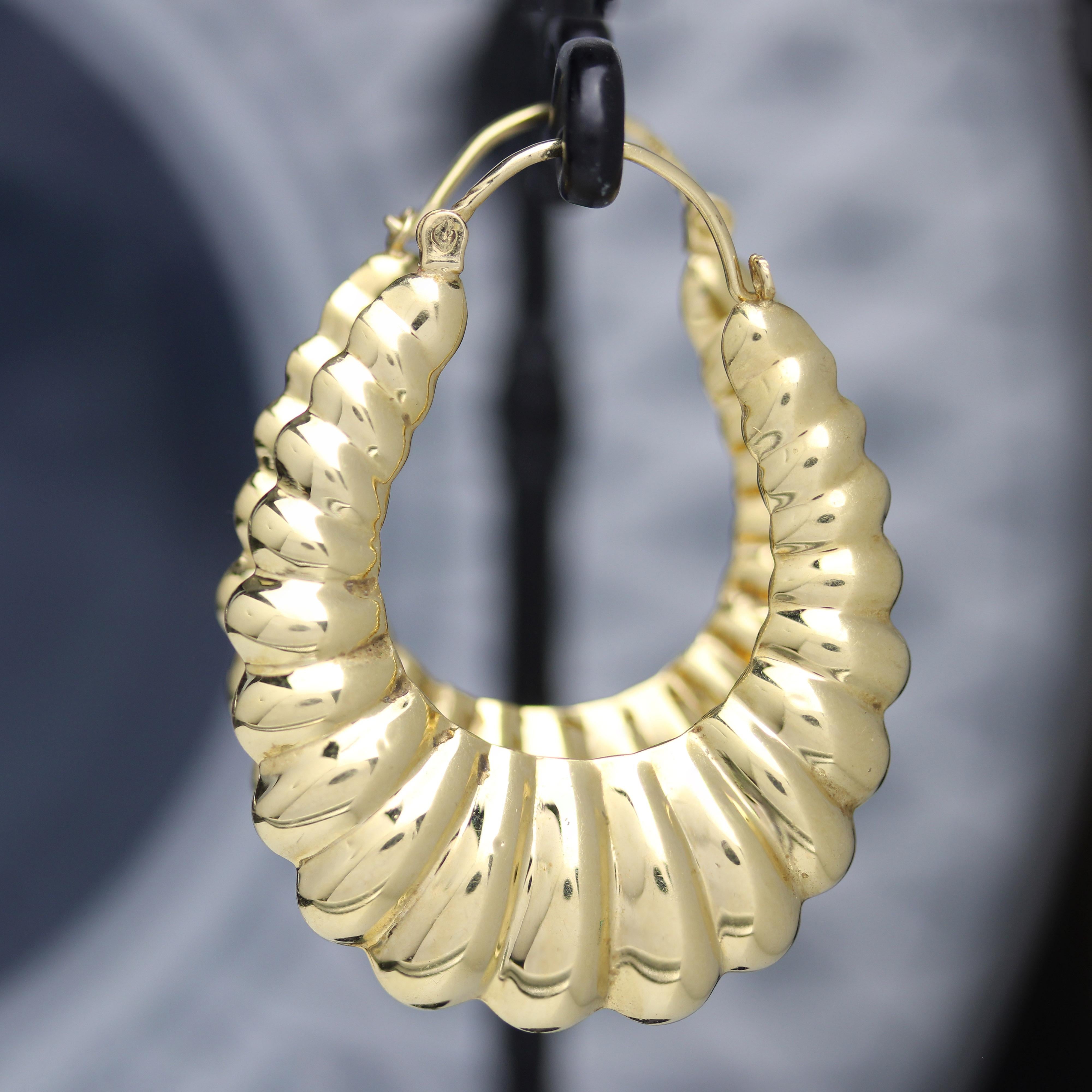 1980s Retro 18 Karat Yellow Gold Gadrooned Large Hoop Earrings In Good Condition For Sale In Poitiers, FR
