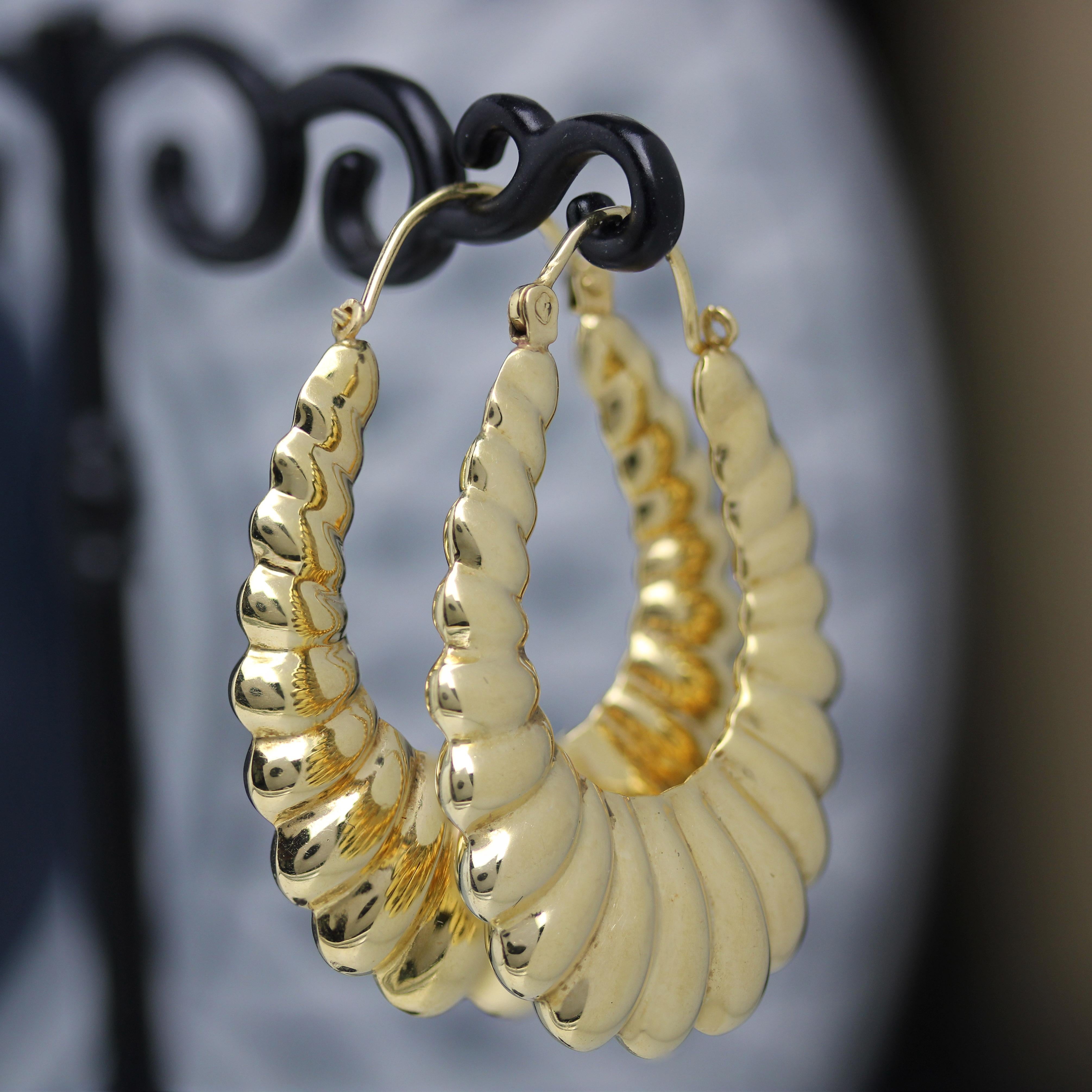 1980s Retro 18 Karat Yellow Gold Gadrooned Large Hoop Earrings For Sale 4