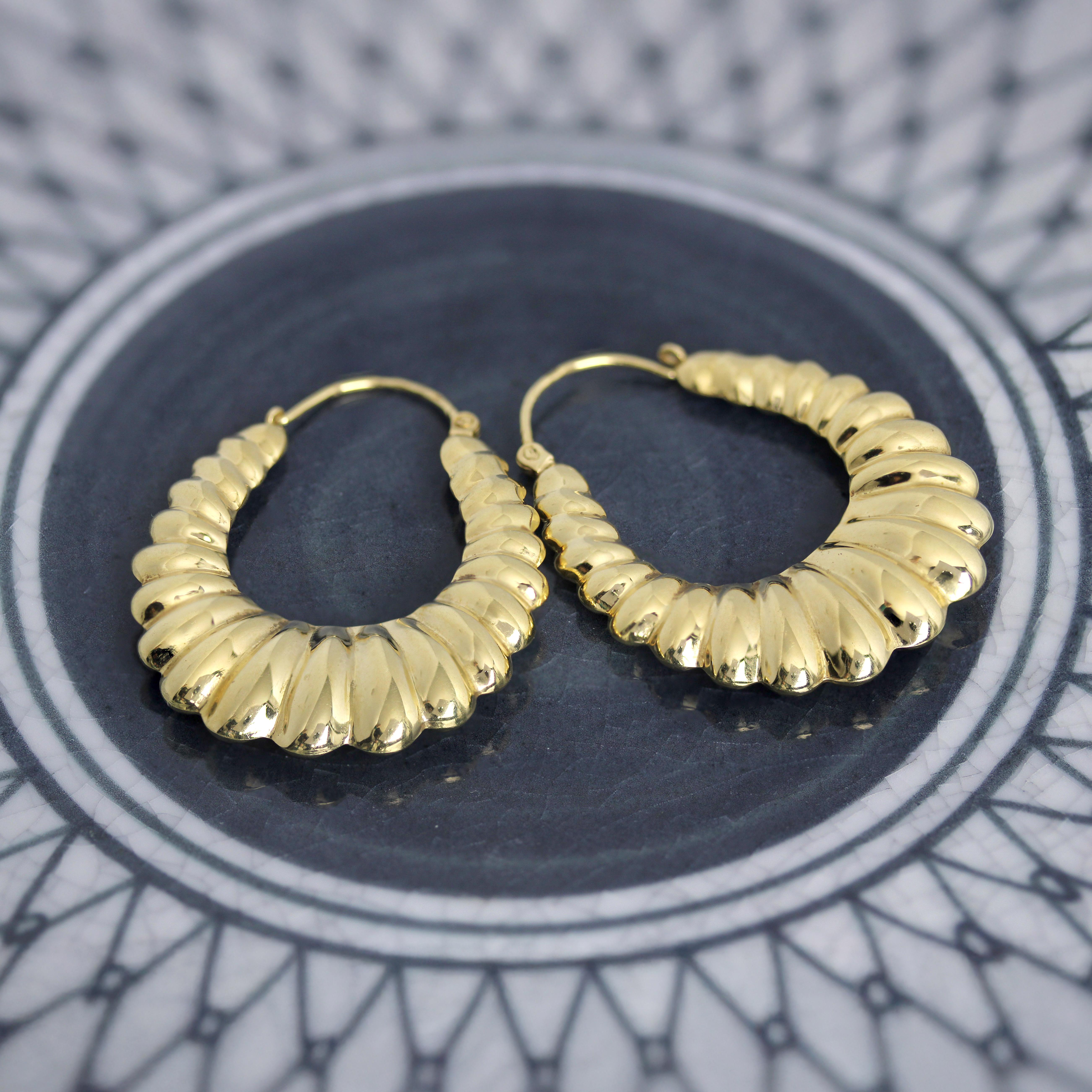 1980s Retro 18 Karat Yellow Gold Gadrooned Large Hoop Earrings For Sale 5