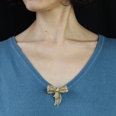 1980er Retro Diamanten 18 Karat Gelbgold Schleifenband Brosche