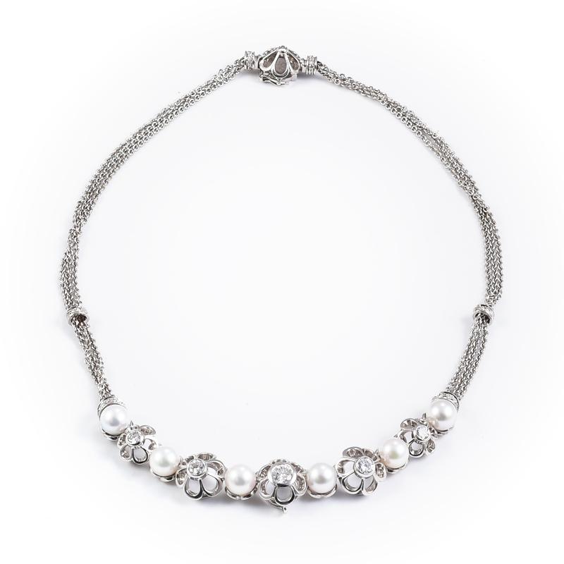 1980s Retro Floral Necklace with Pearls and Diamonds in 18 Karat White Gold In New Condition For Sale In Roma, IT