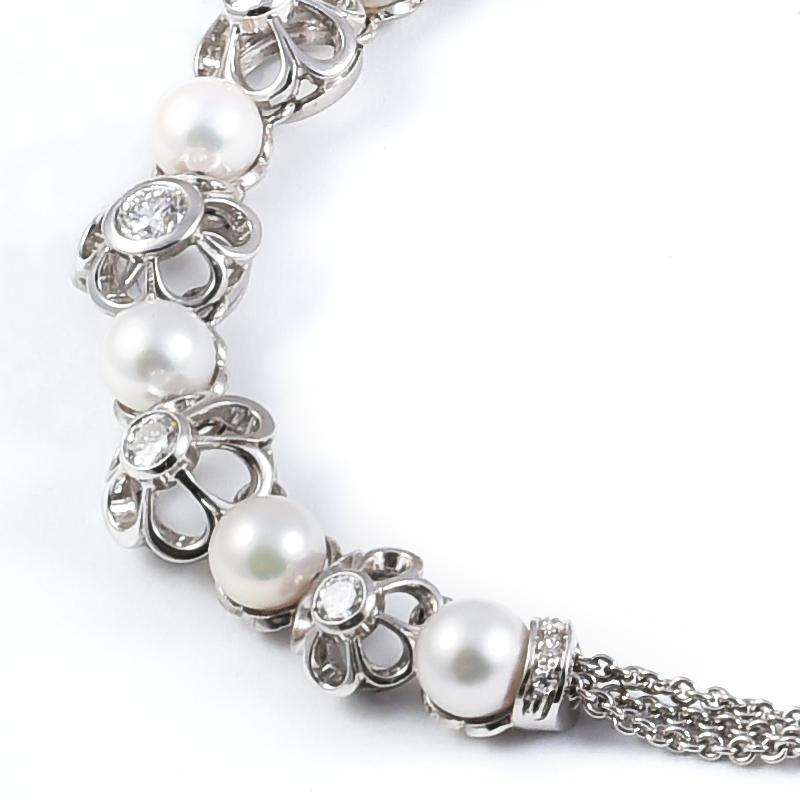 1980s Retro Floral Necklace with Pearls and Diamonds in 18 Karat White Gold For Sale 1