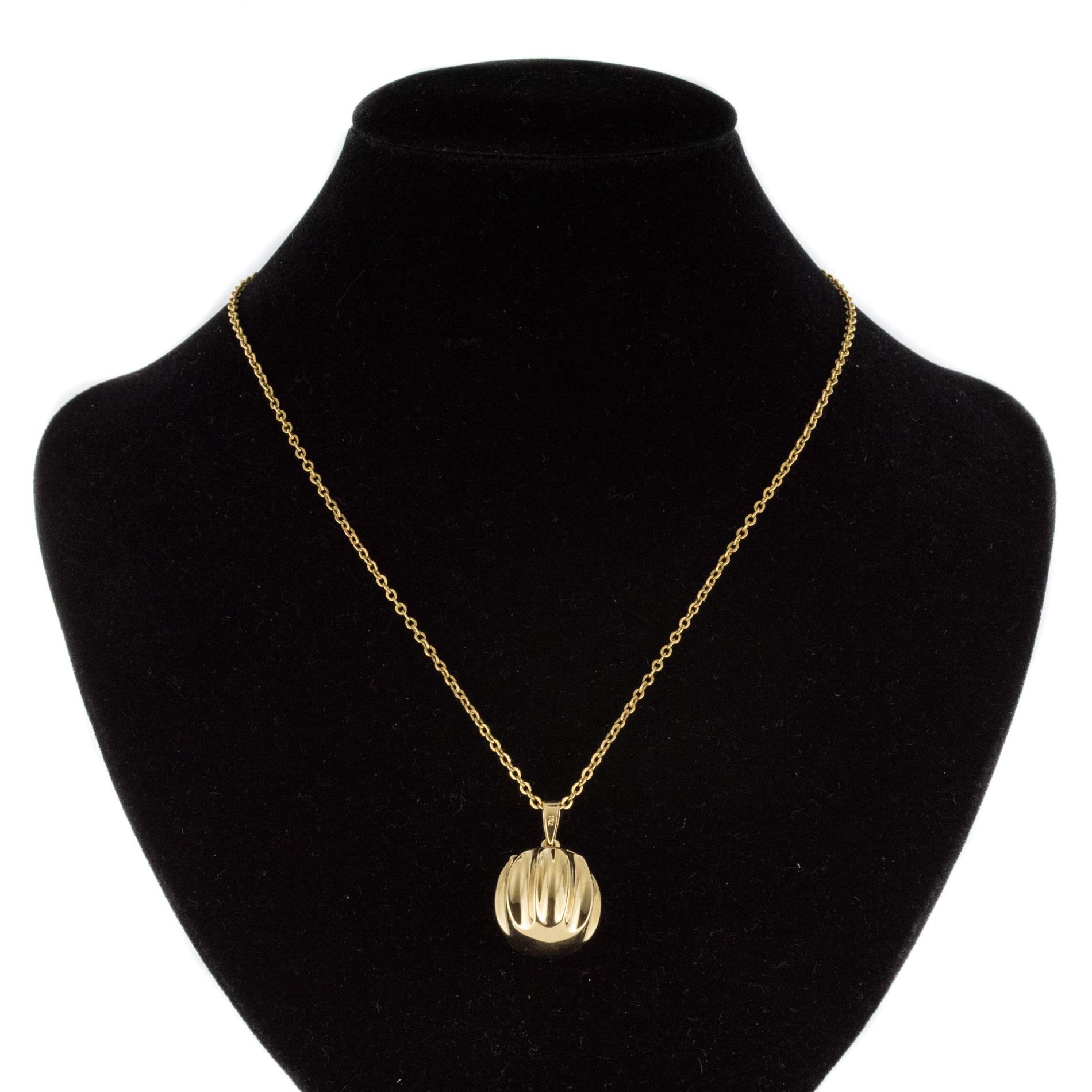 1980s Retro Secret 18 Karat Yellow Gold Pendant For Sale 8