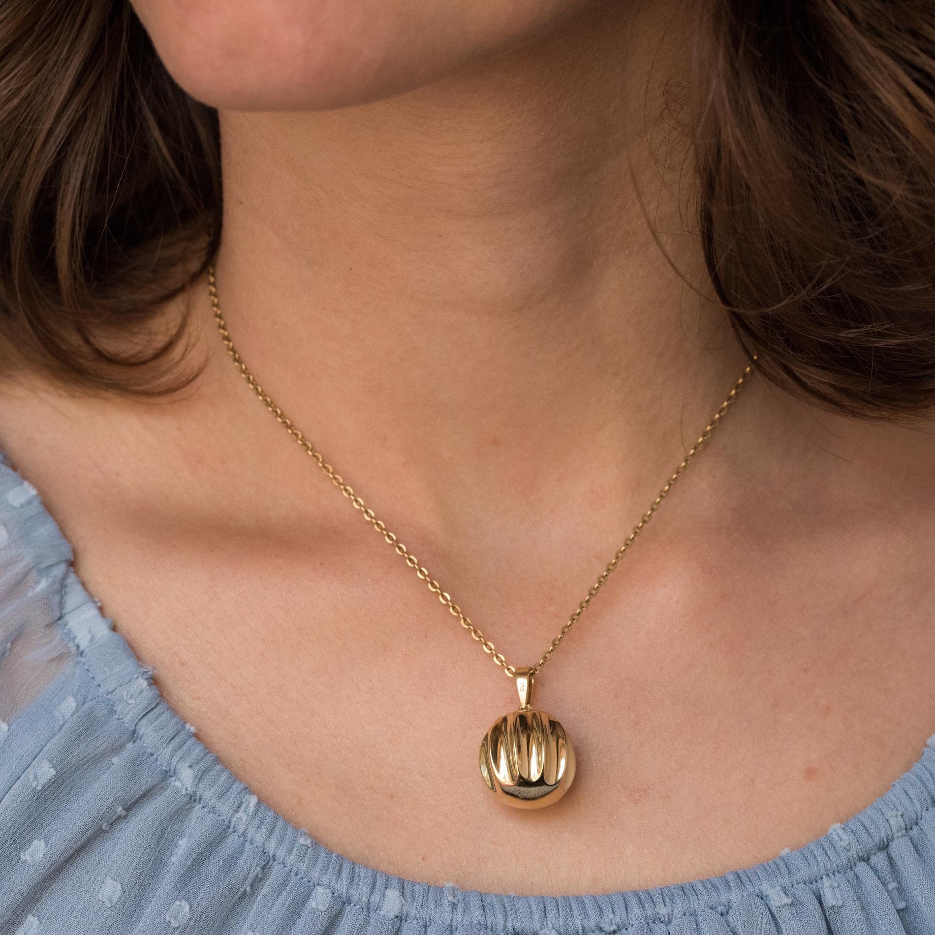 Pendant in 18 karats yellow gold.
Sphere-shaped, this very original gold pendant is covered with gadroons. It opens with a hinge on the top and reveals a space to hide a memory, a present ...
Sold alone without the presentation chain.
Height: about