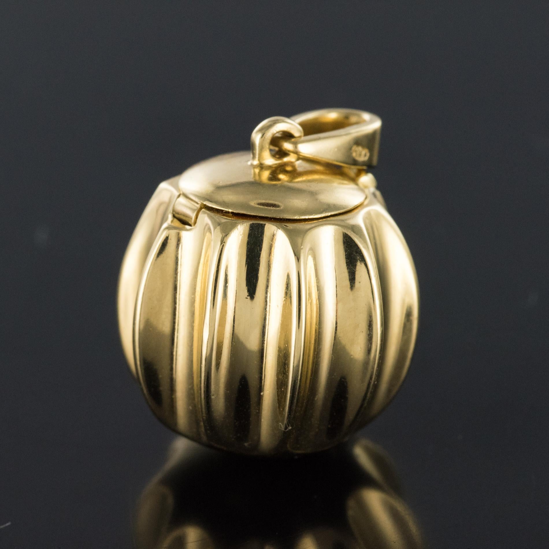 1980s Retro Secret 18 Karat Yellow Gold Pendant In Excellent Condition For Sale In Poitiers, FR