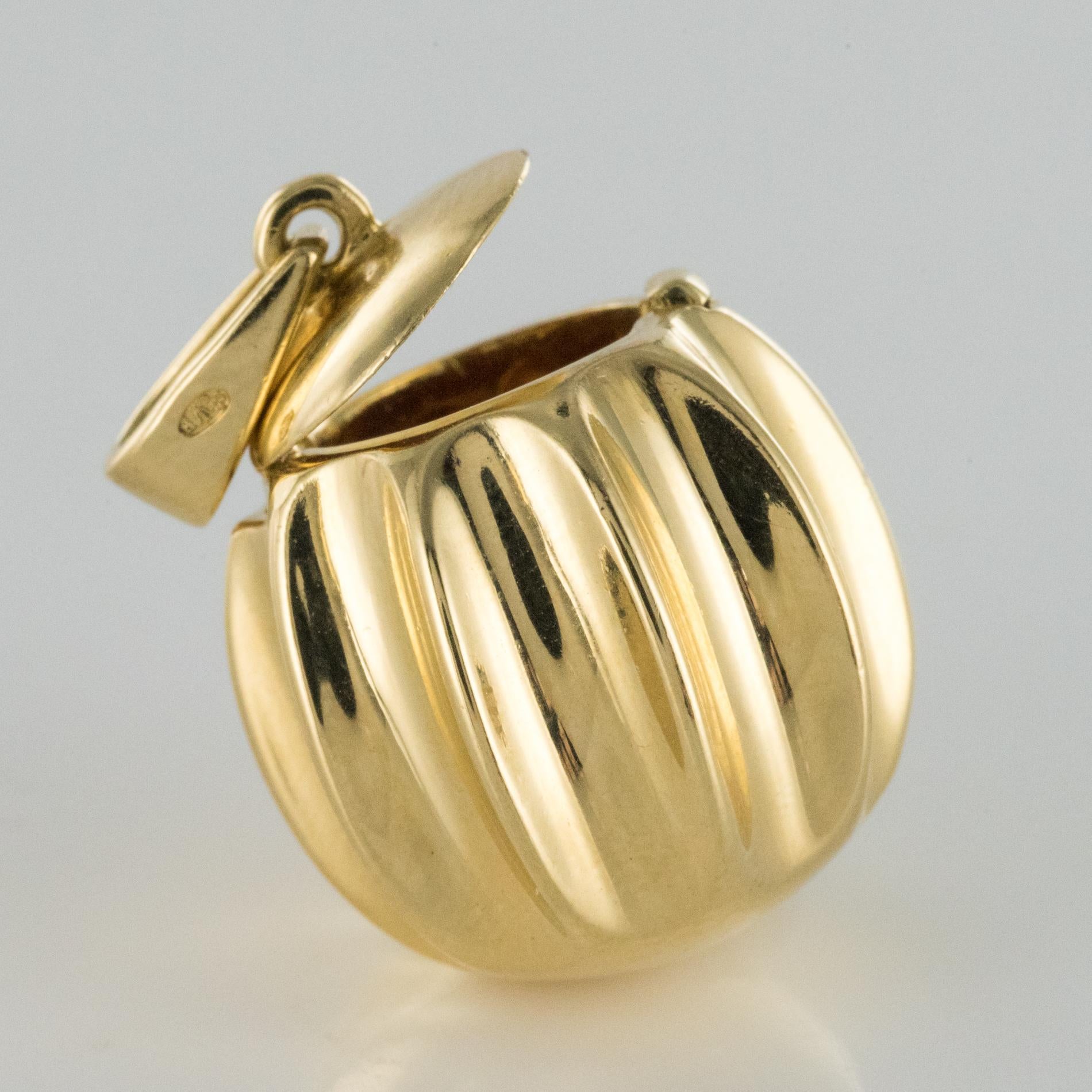 1980s Retro Secret 18 Karat Yellow Gold Pendant For Sale 3