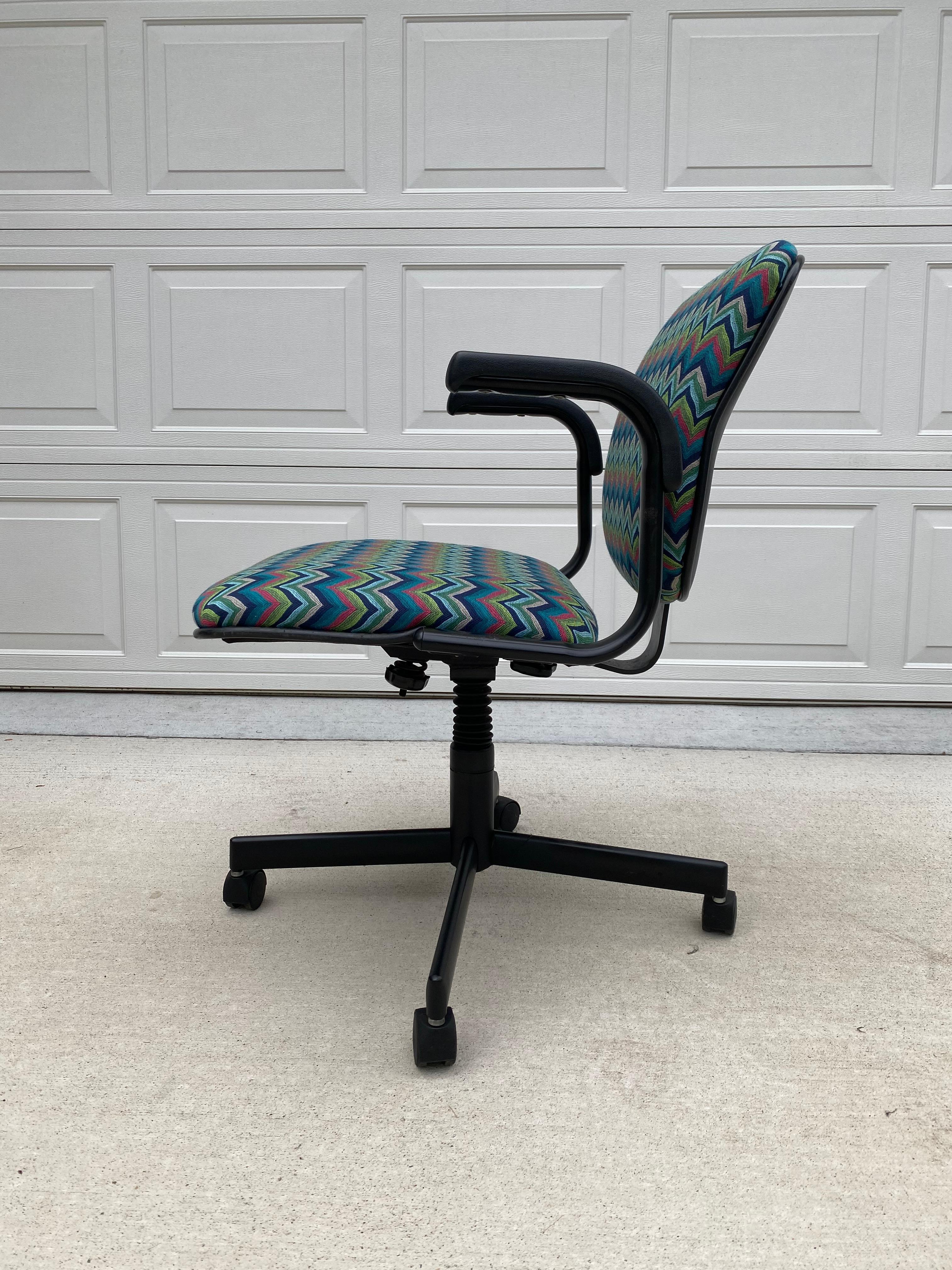 1980s Reupholstered Office Chair by Stylex, Inc. In Mid-Century Modern Fabric In Good Condition For Sale In Medina, OH