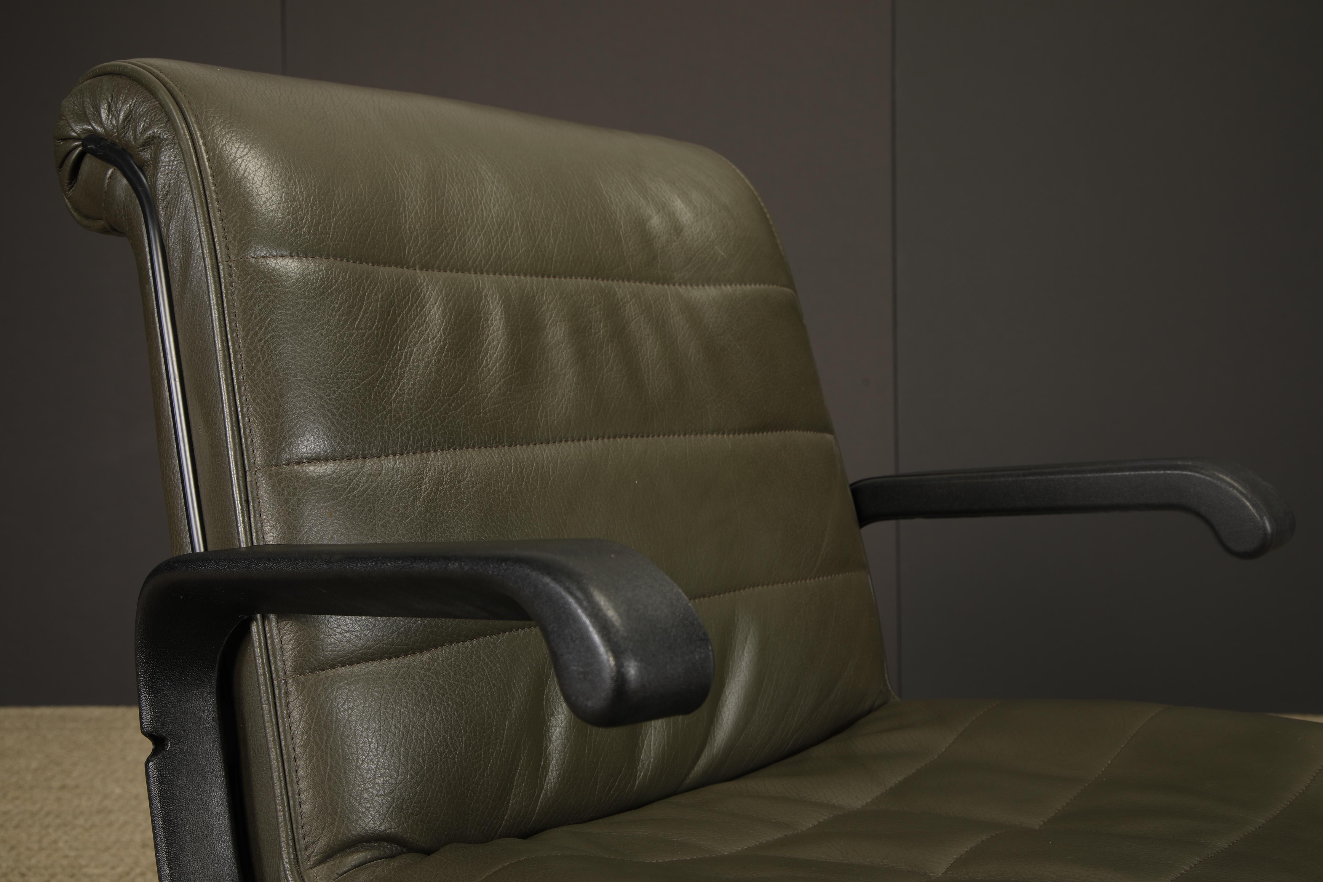 Años 80 Richard Sapper para Knoll Sillón de dirección en piel verde oscuro en venta 7