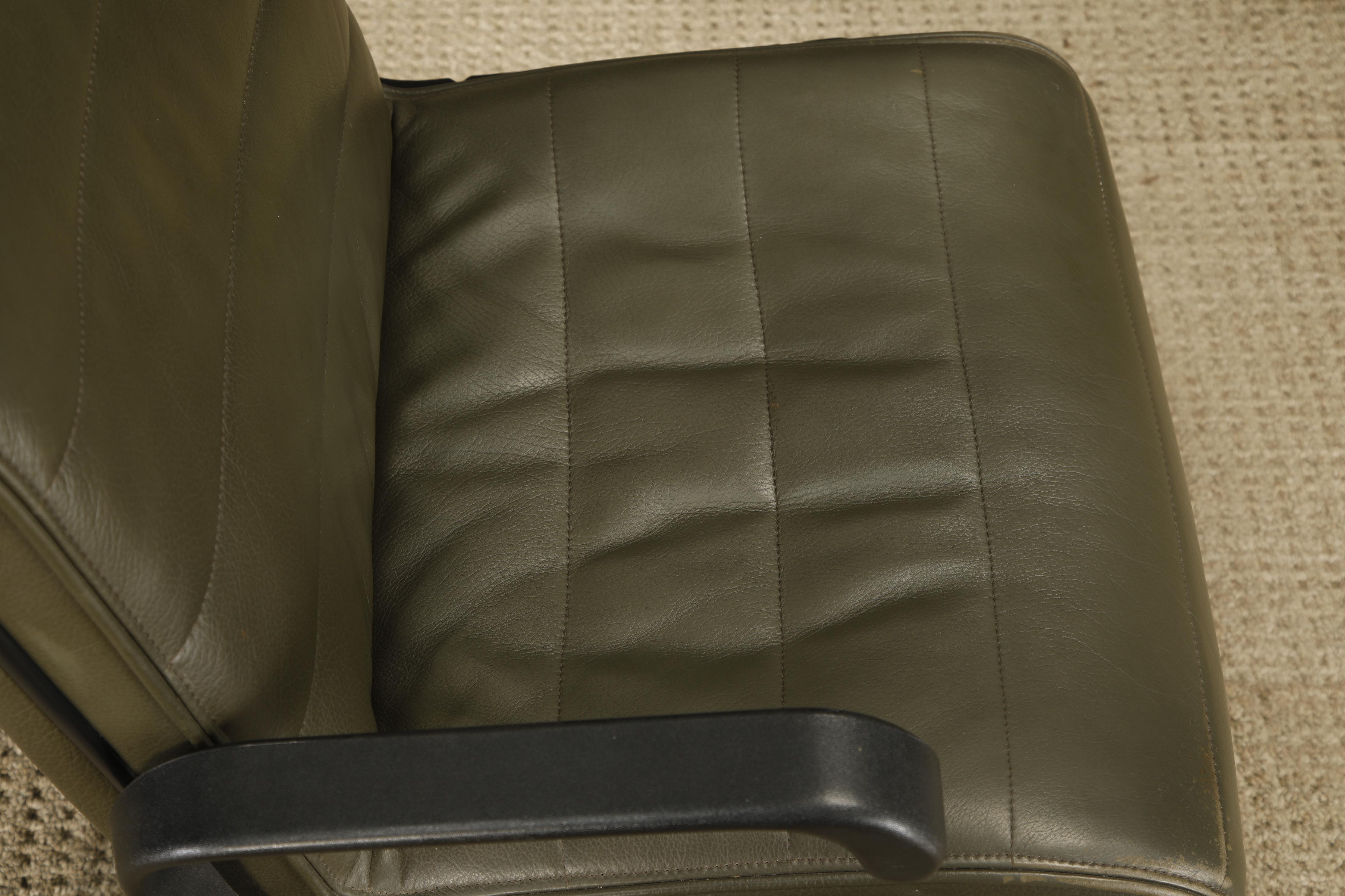 Años 80 Richard Sapper para Knoll Sillón de dirección en piel verde oscuro en venta 8