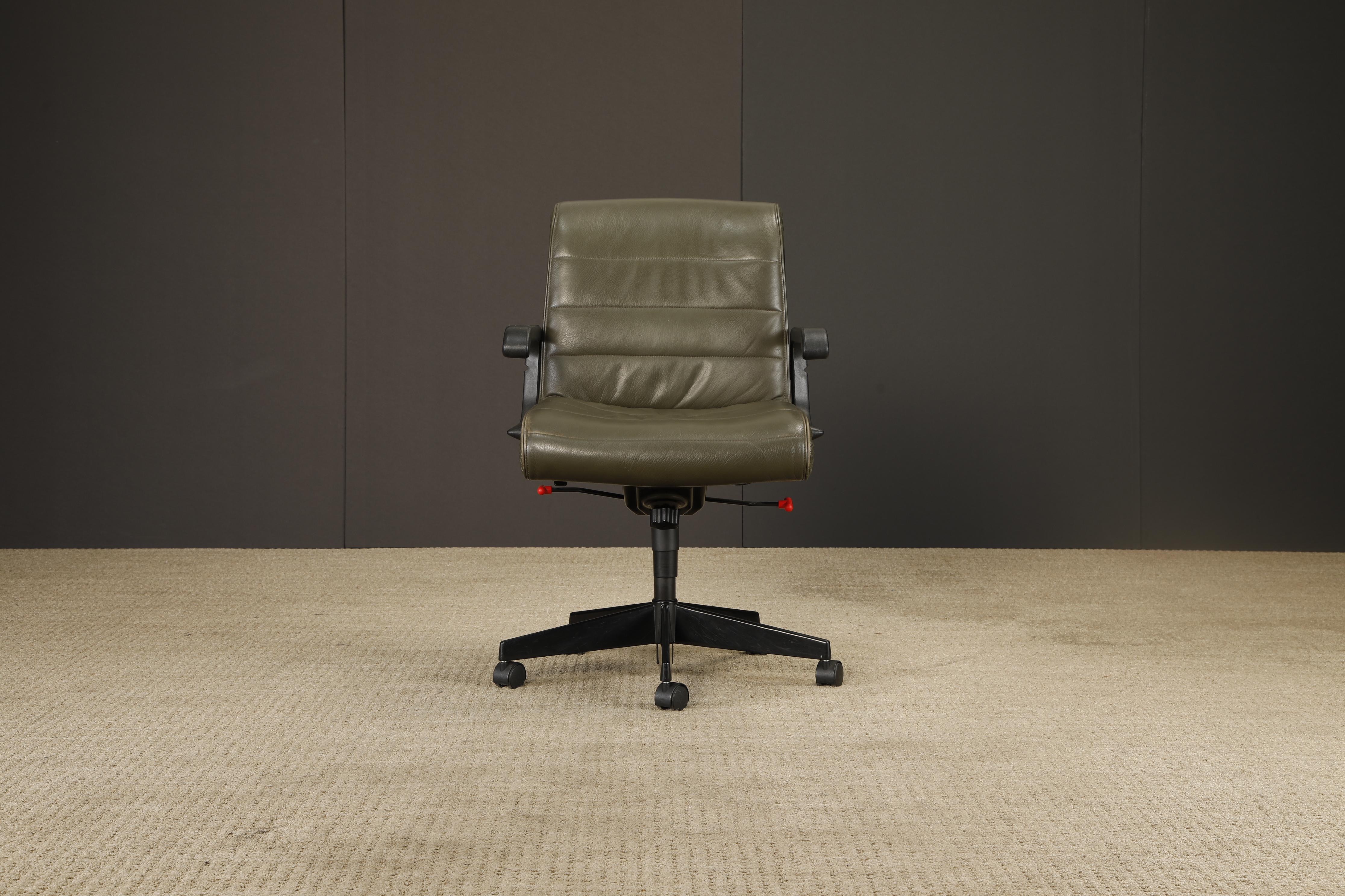 Años 80 Richard Sapper para Knoll Sillón de dirección en piel verde oscuro en venta 11