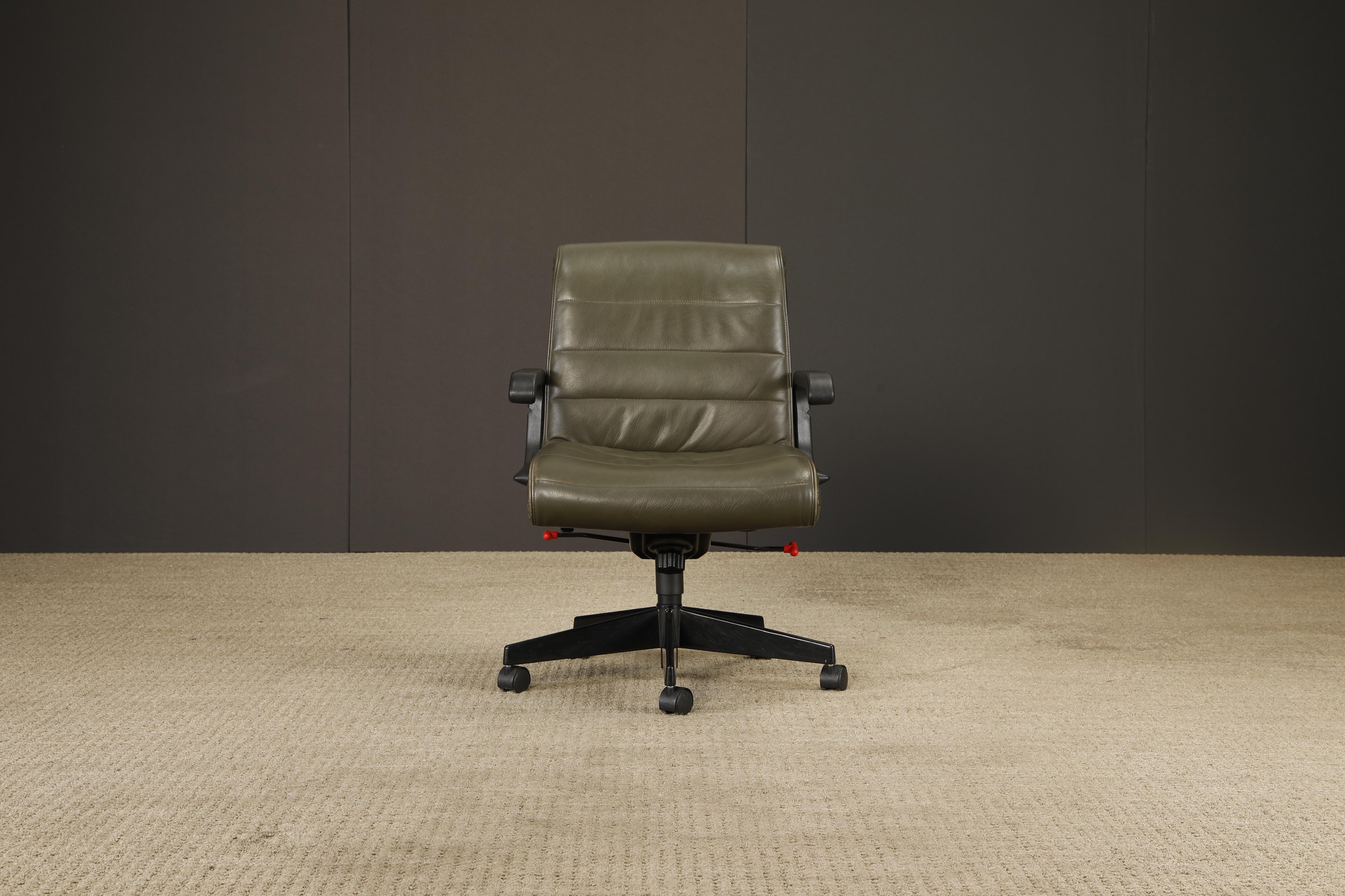 Años 80 Richard Sapper para Knoll Sillón de dirección en piel verde oscuro en venta 12
