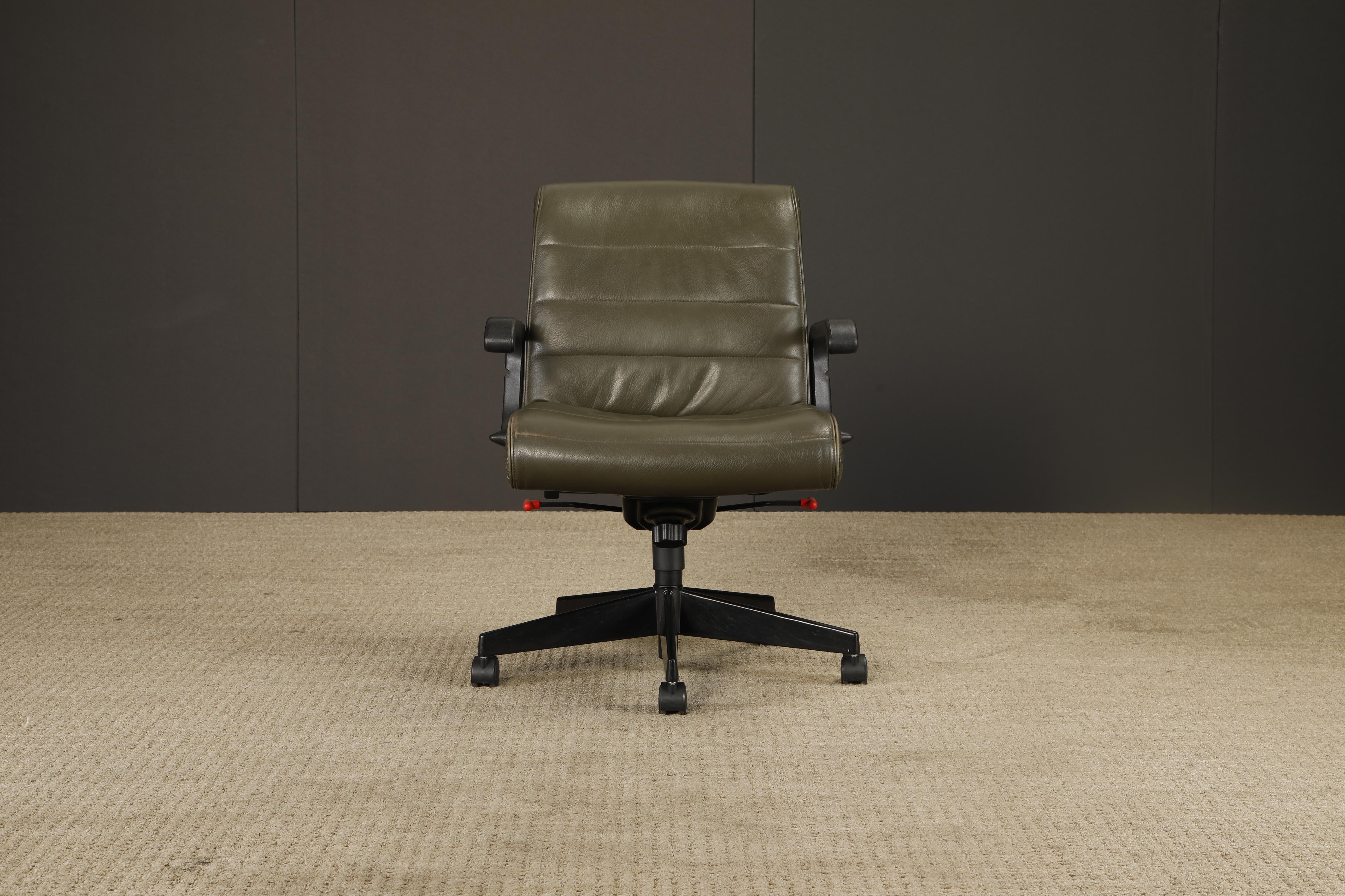 Esta silla de escritorio giratoria vintage de los años 80 de Richard Sapper para Knoll Executive Management combina un diseño icónico con una comodidad excepcional, lo que la convierte en un ejemplo destacado de sillería de oficina vintage de alta