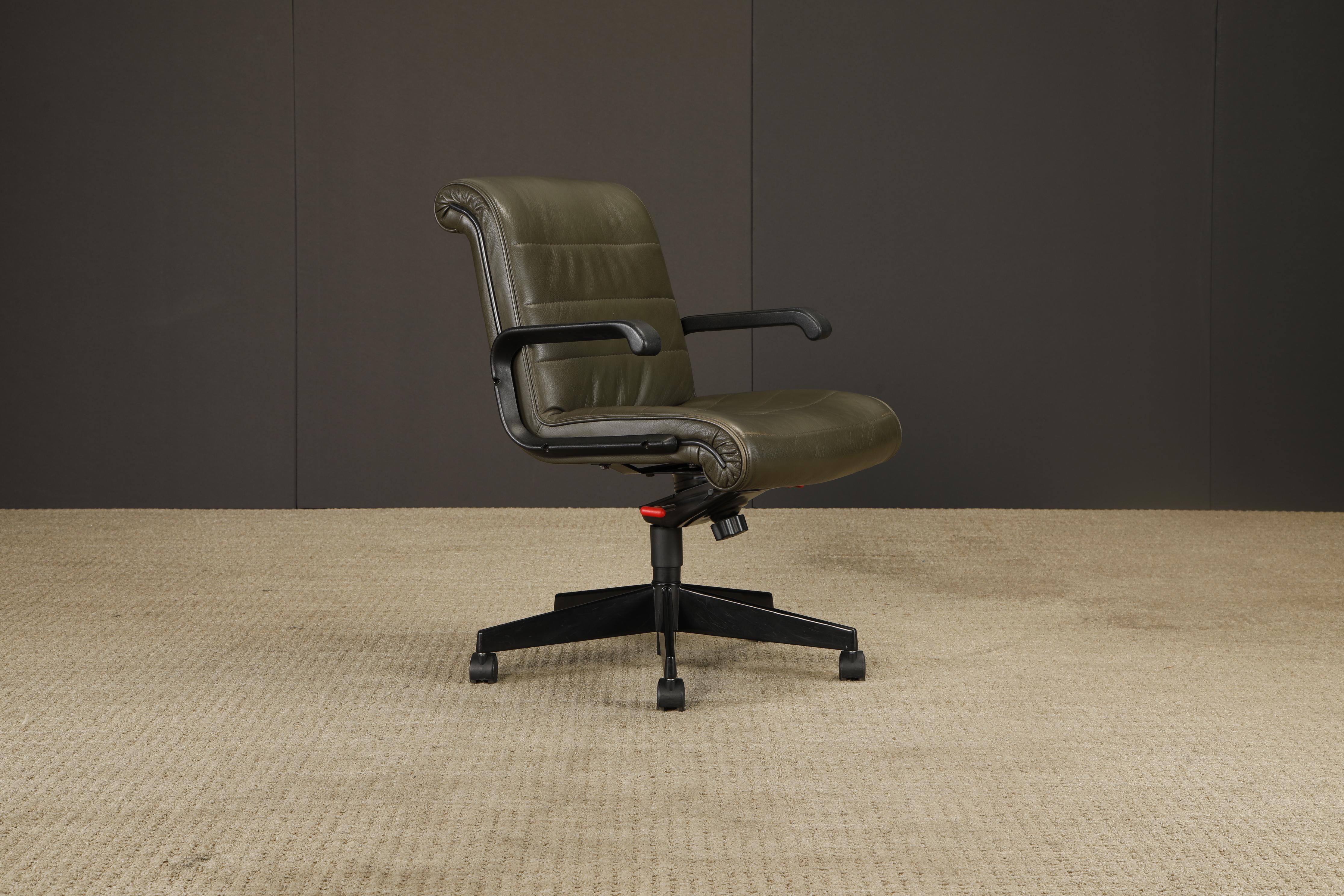 Años 80 Richard Sapper para Knoll Sillón de dirección en piel verde oscuro Moderno de mediados de siglo en venta
