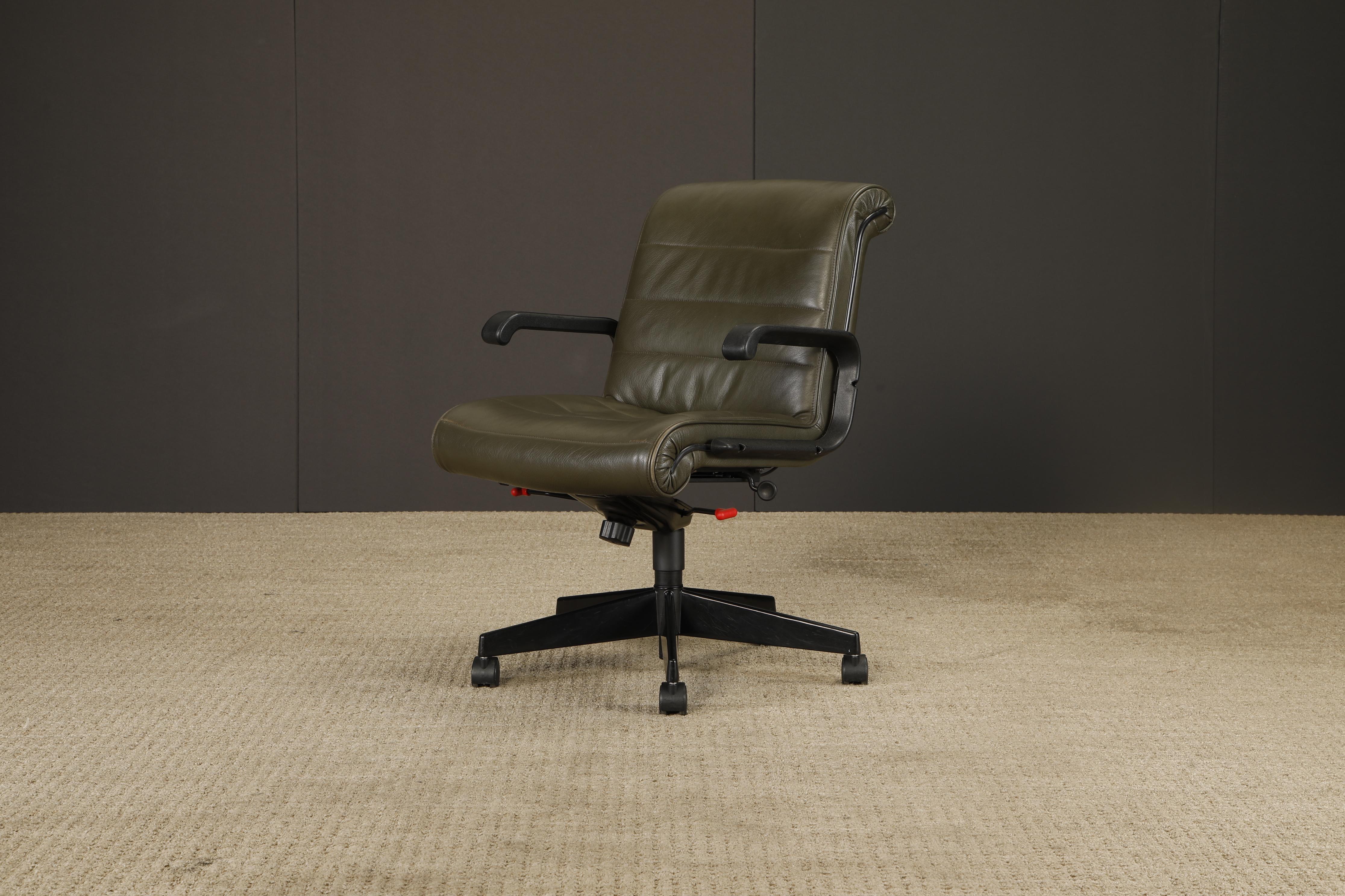 Años 80 Richard Sapper para Knoll Sillón de dirección en piel verde oscuro en venta 1