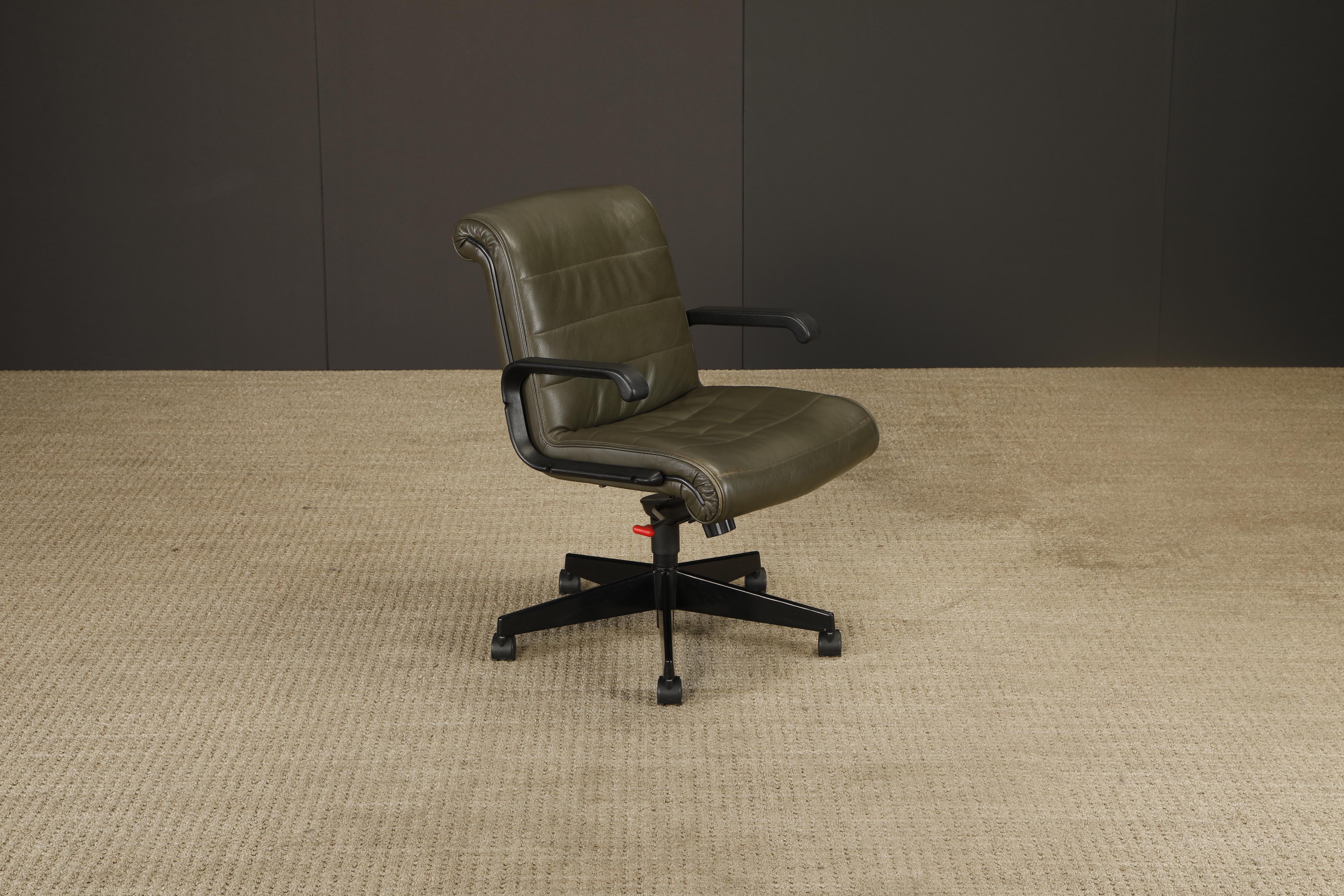 Años 80 Richard Sapper para Knoll Sillón de dirección en piel verde oscuro en venta 2