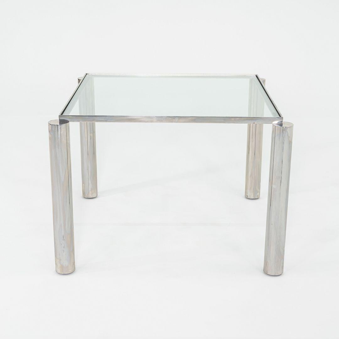 Il s'agit d'une table de salle à manger carrée en acier inoxydable poli, conçue par Richard Schultz vers 1980. La pièce est un prototype et le design n'a jamais atteint la phase de production, ce qui en fait une pièce assez importante. La table est