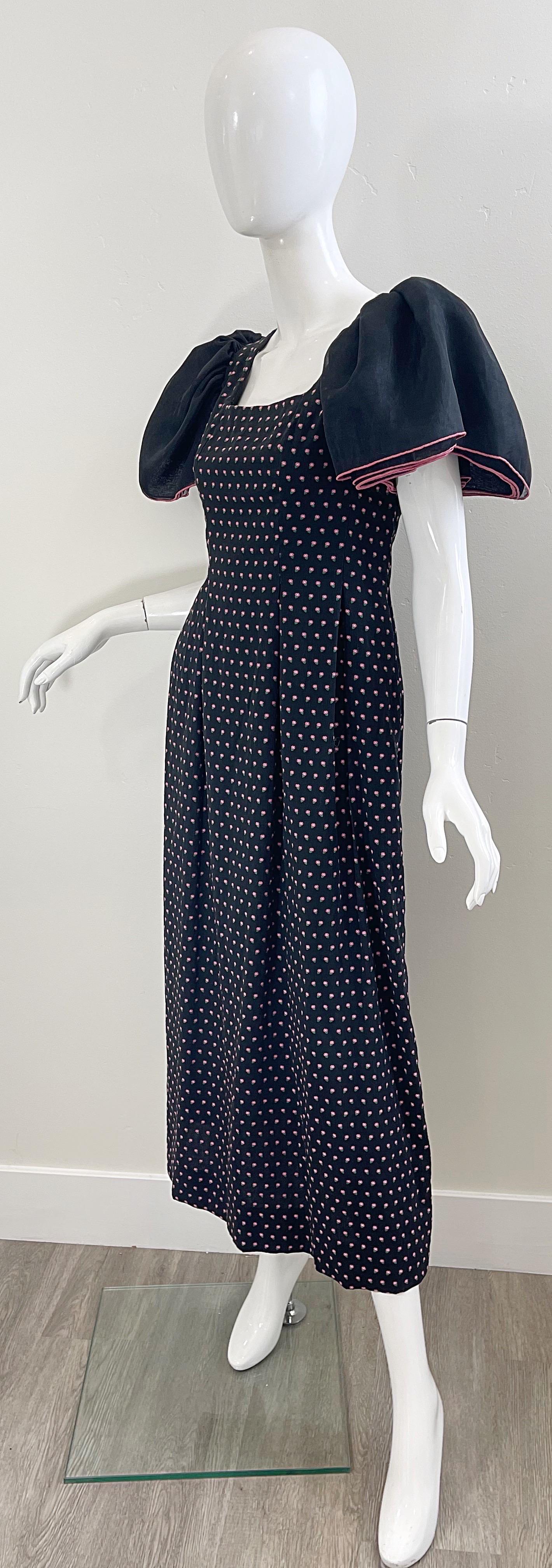 1980s Richilene Negro + Rosa Estampado Floral Mangas Volantes Vintage 80s Vestido Midi en venta 7
