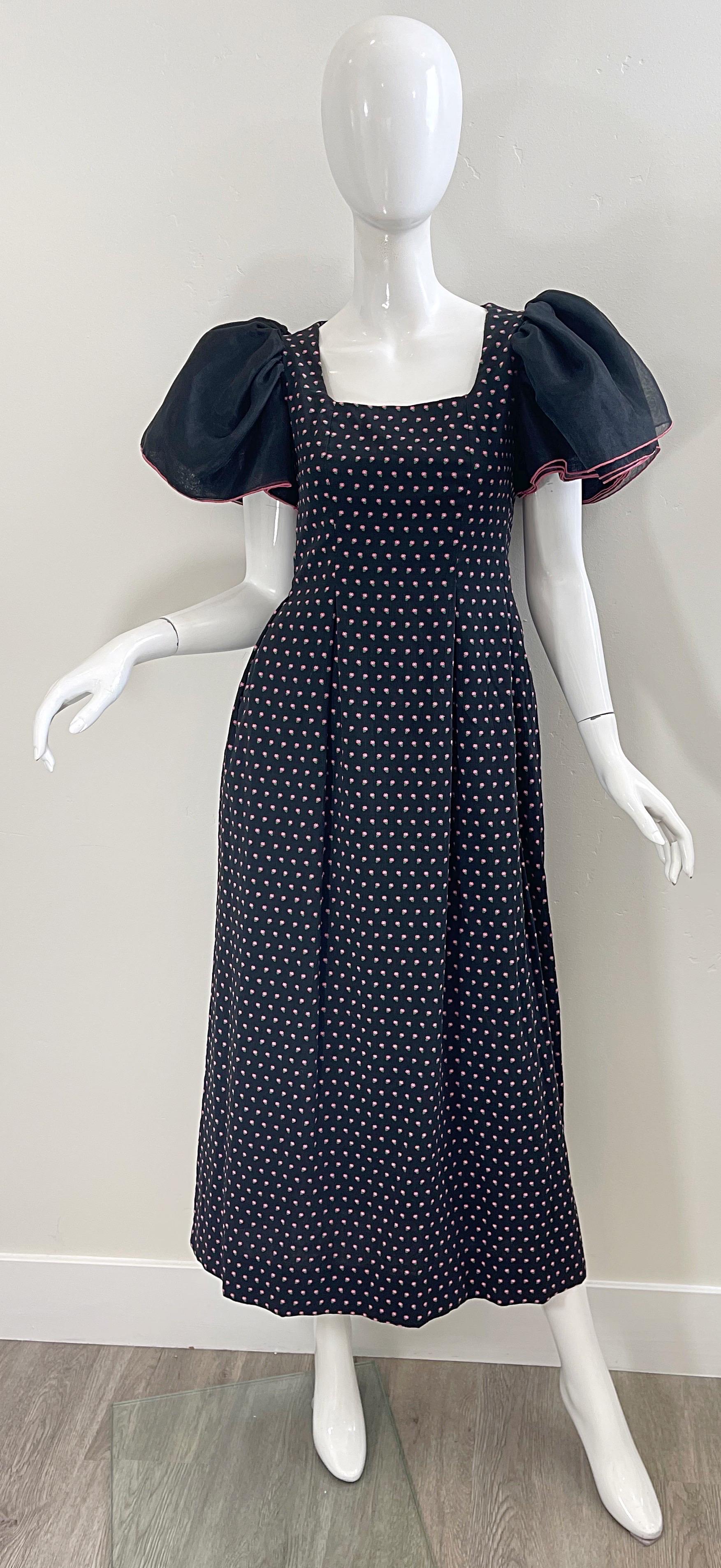 Noir Richilene - Robe midi vintage noire et rose à manches volantes et imprimé fleurs, années 1980 en vente