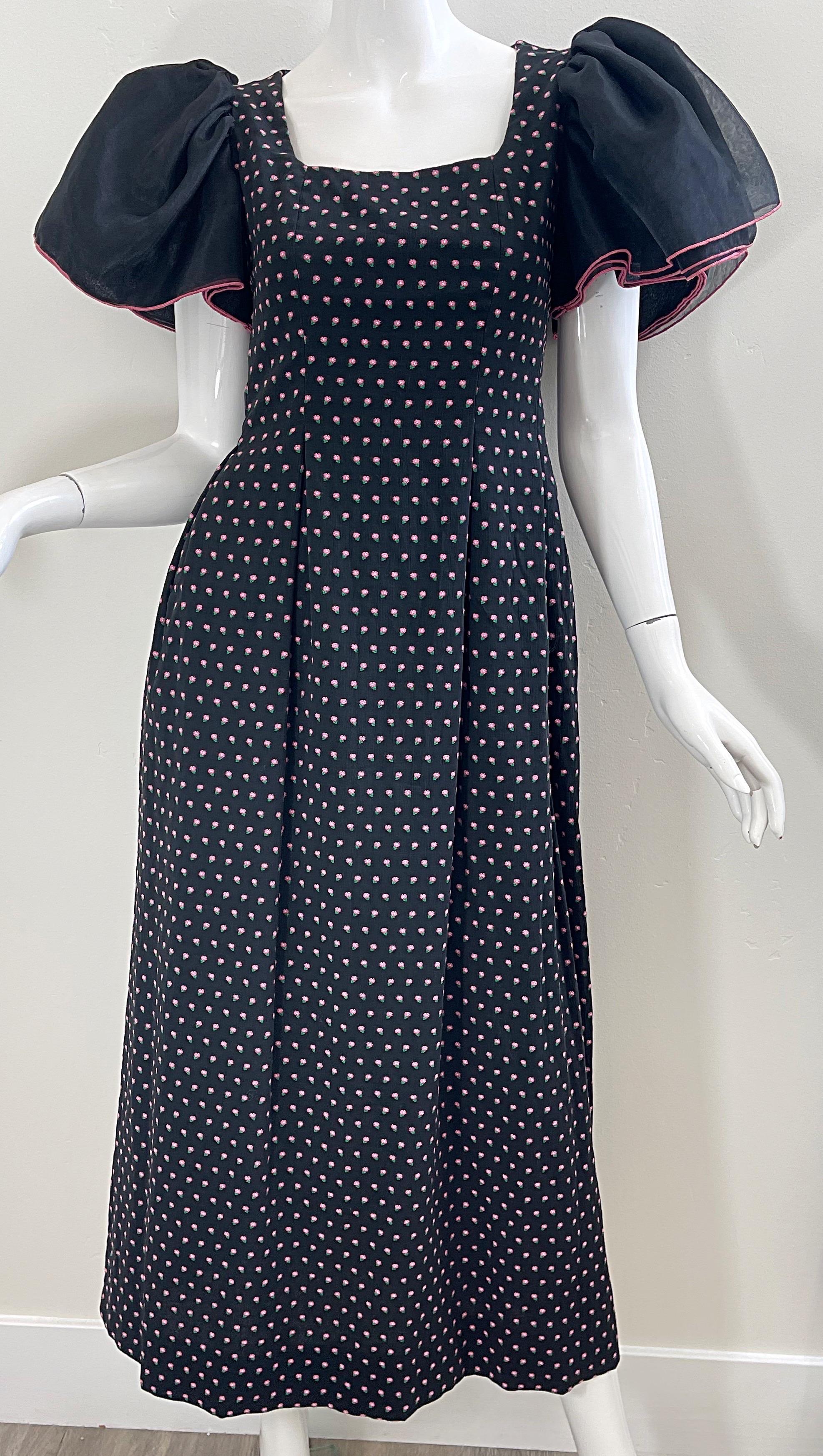 1980s Richilene Negro + Rosa Estampado Floral Mangas Volantes Vintage 80s Vestido Midi en venta 2