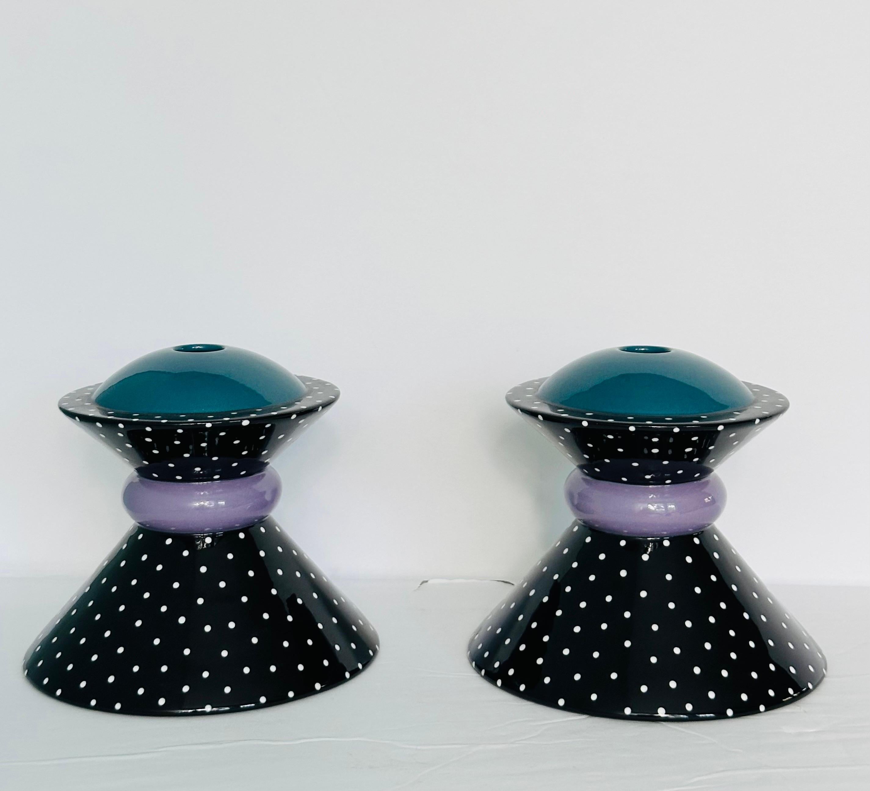 Siamo lieti di offrire una coppia di accattivanti portacandele di Rita Duval, risalenti agli anni '80. Le sue opere mostrano il suo talento nel combinare forma, colore e funzione in modo unico e artistico.  Questi portacandele in ceramica smaltata