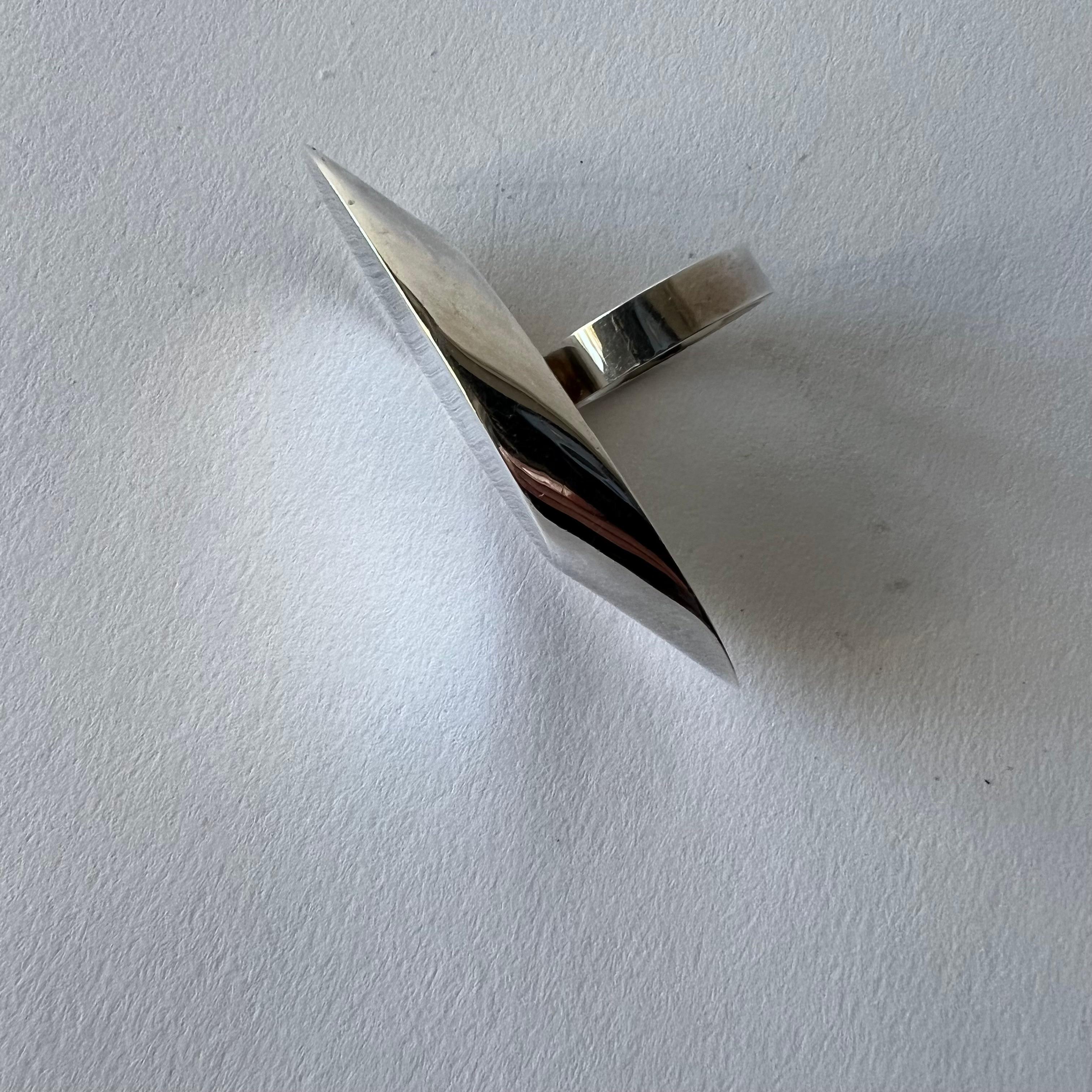 1980s, Robert Lee Morris Sterling Silver Slant Ring In Good Condition In Palm Springs, CA