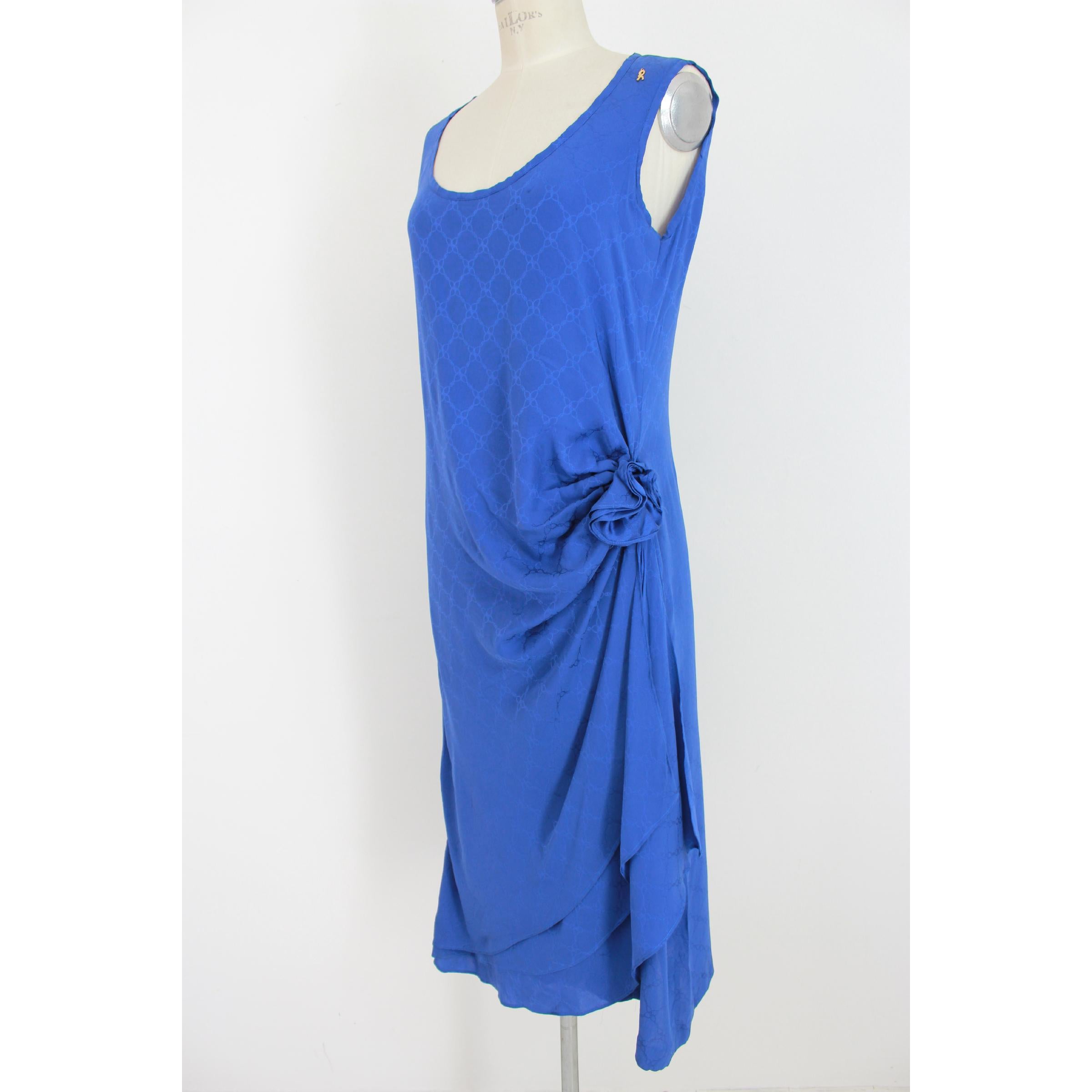 Roberta di Camerino vintage women's dress. Blue color, 100% silk. Long sleeveless dress, wallet skirt with flower on the side. Tone-on-tone geometric design. 80s. Made in Italy. Excellent vintage condition.

Size: 46 It 12 Us 14 Uk 

Shoulder: 46 cm