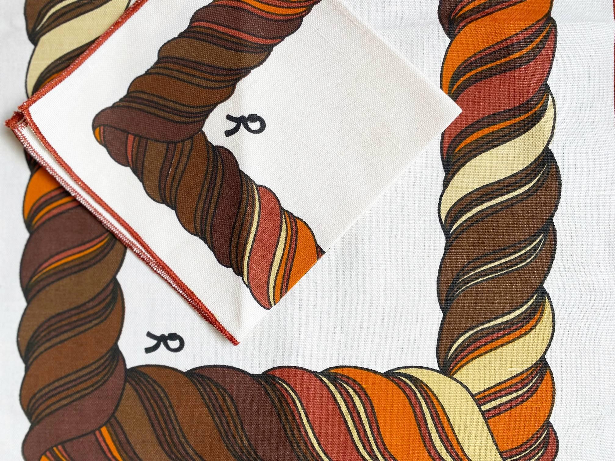Roberta di Camerino print linen placemat set of 2, brown/orange/white design, the set comes with 2 matching napkins, Made in Italy, crafted from premium materials, this set is designed to last and is sure to be a timeless addition to your dining