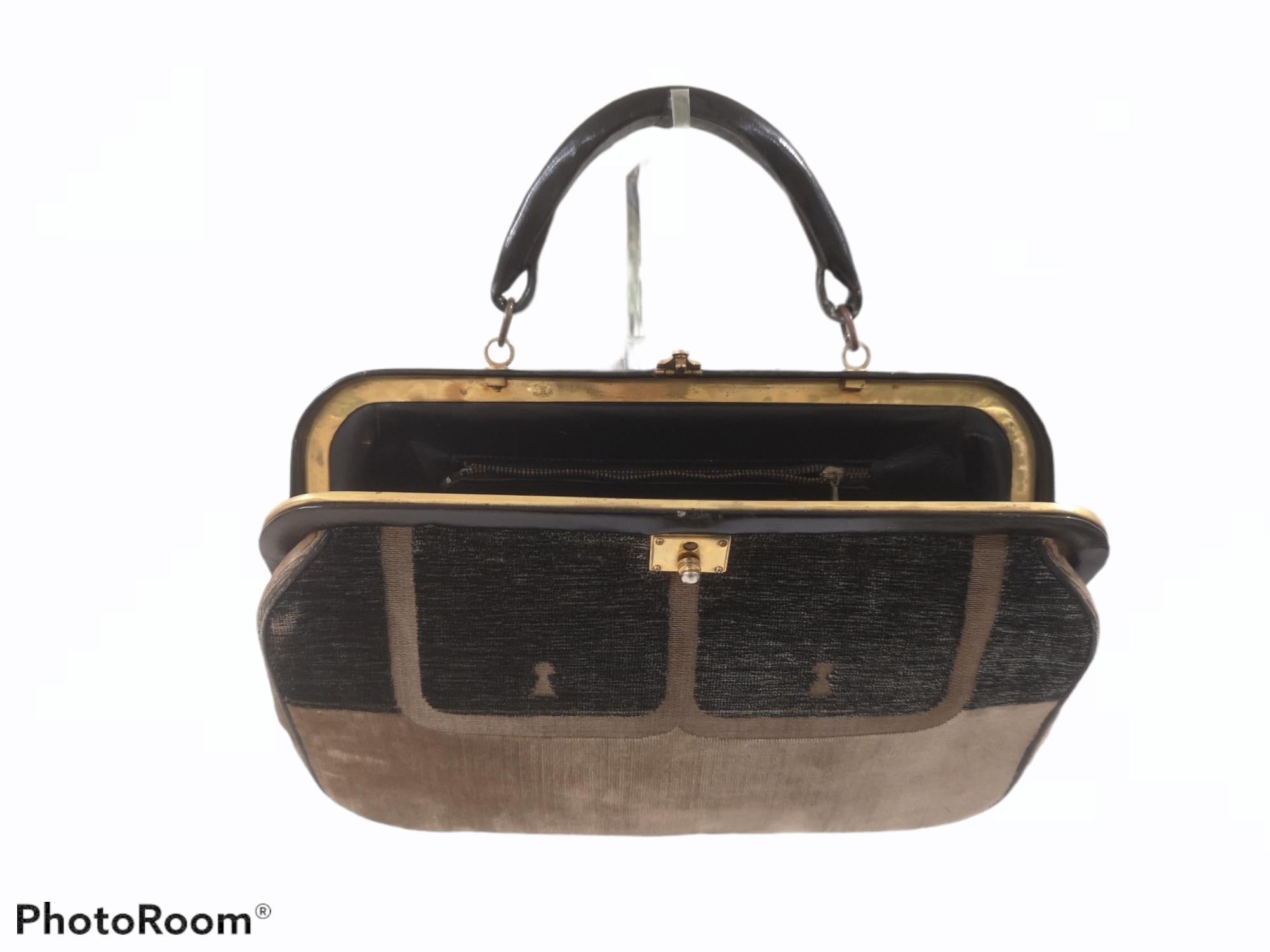 Roberta di Camerino Velvet bag
Velvet handle bag, inside leather
totally made in italy