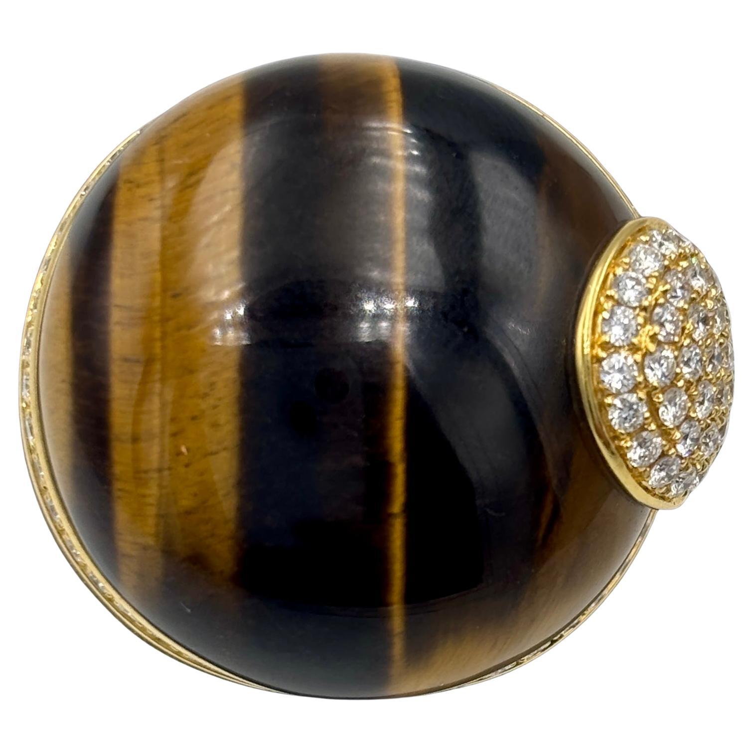 1980s Roberto Coin 18k gold, tiger
s eye and diamond cocktail ring en venta