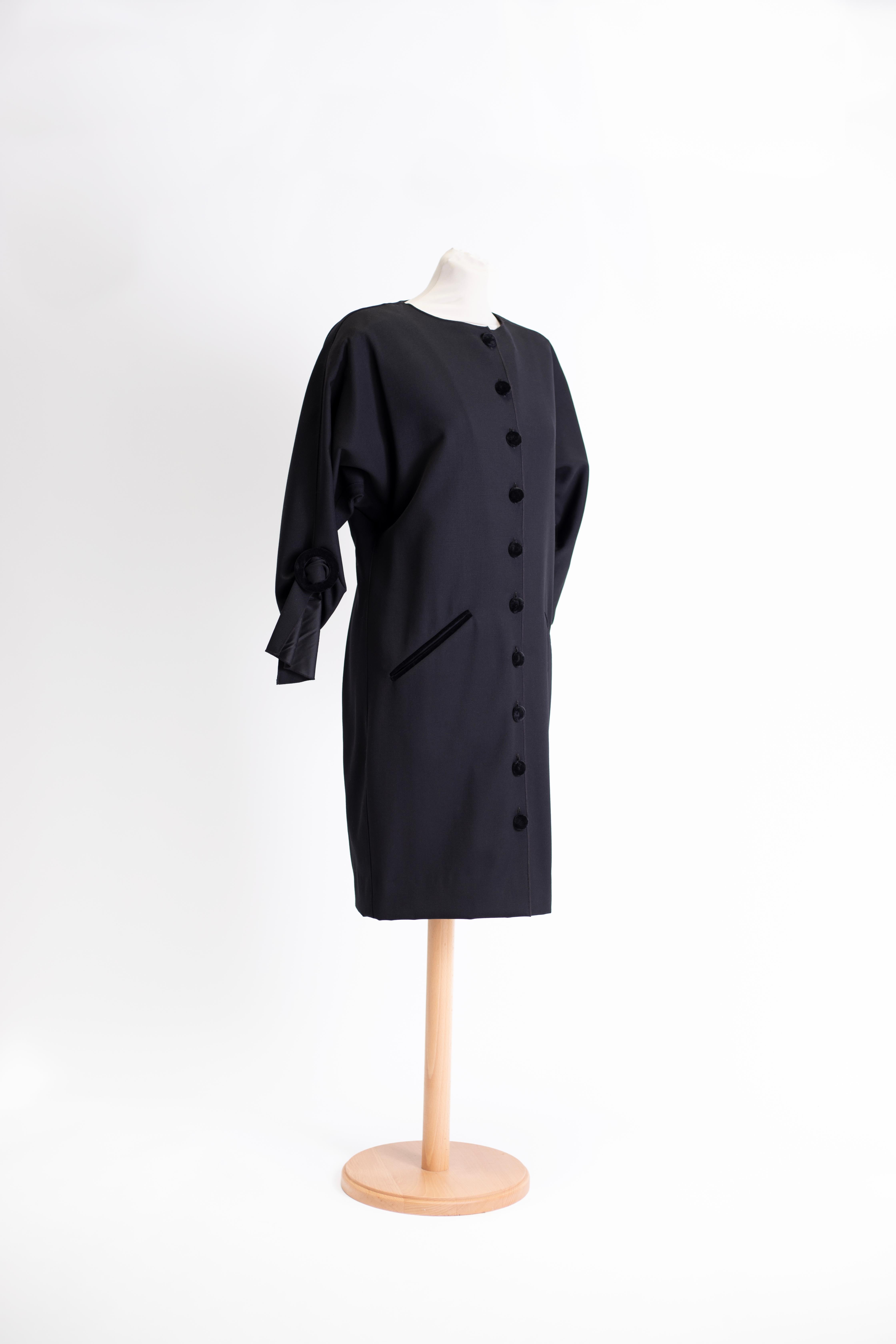 1980s Rocco Barocco gabardine dress, with 3/4 batwing sleeves with velvet details, button closure on the center front.

Size IT: 40
Size USA: 6

MEASURES
Waist: 80 CM
Length: 94 CM
Bust: 84 CM