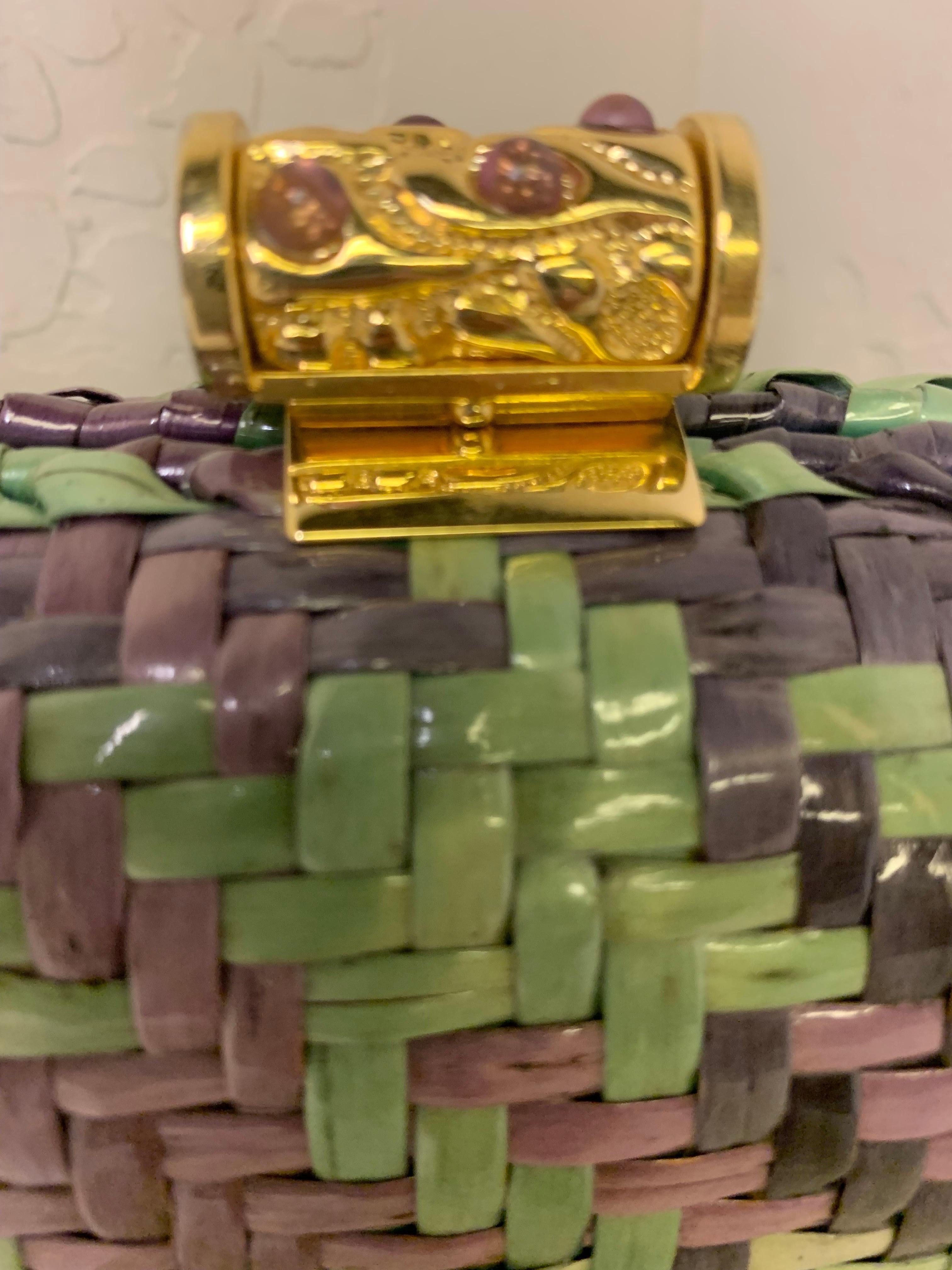 Un élégant sac à main Rodo des années 1980 convertible en bandoulière / pochette dans un motif tissé écossais inhabituel de lavande, violet, vert menthe et pistache ! Bandoulière en chaîne et fermoir en métal doré pouvant se transformer en pochette.