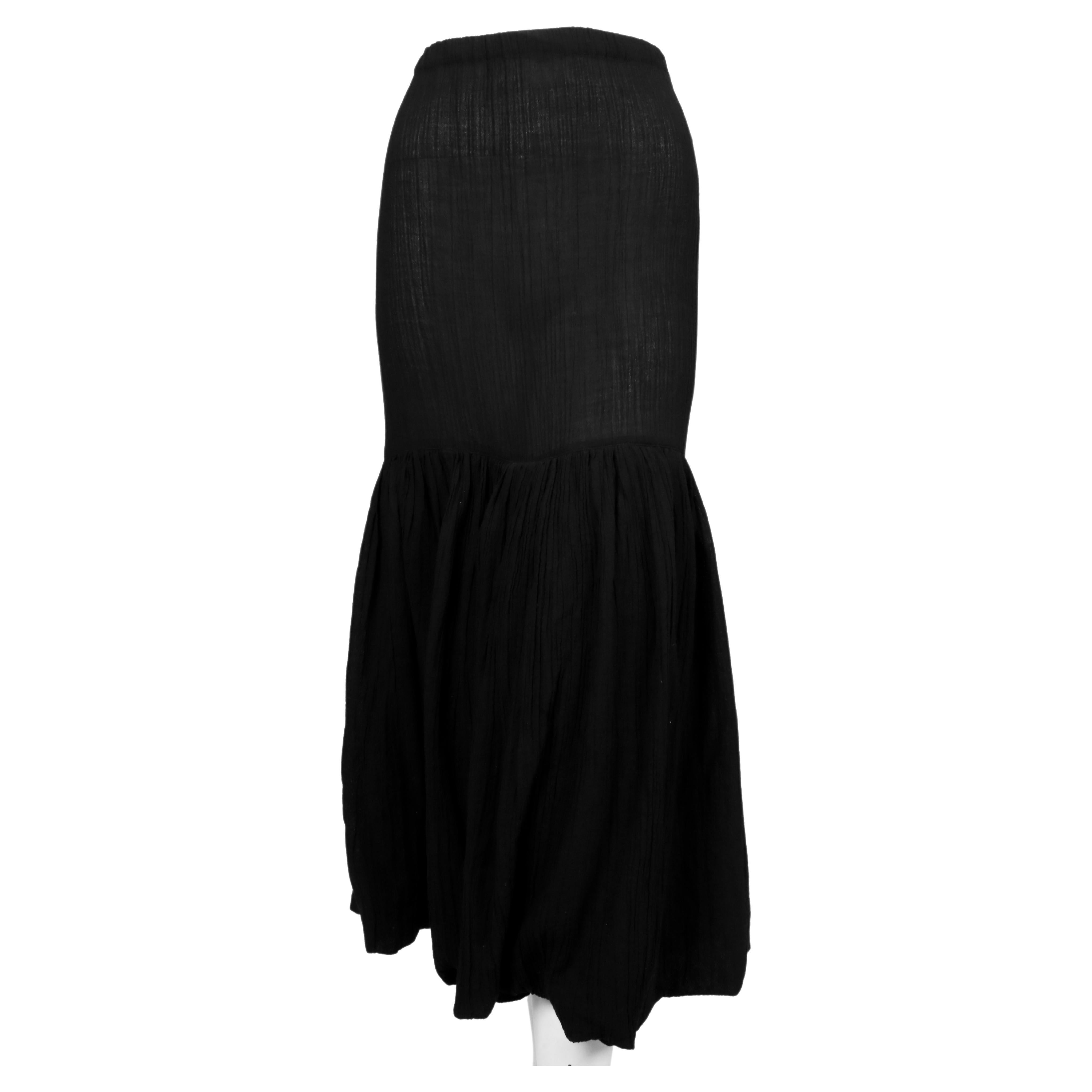 Gonna a bastone in garza di cotone nero disegnata da Romeo Gigli e risalente agli anni Ottanta. Taglia italiana 42. Misure approssimative: vita 25,5