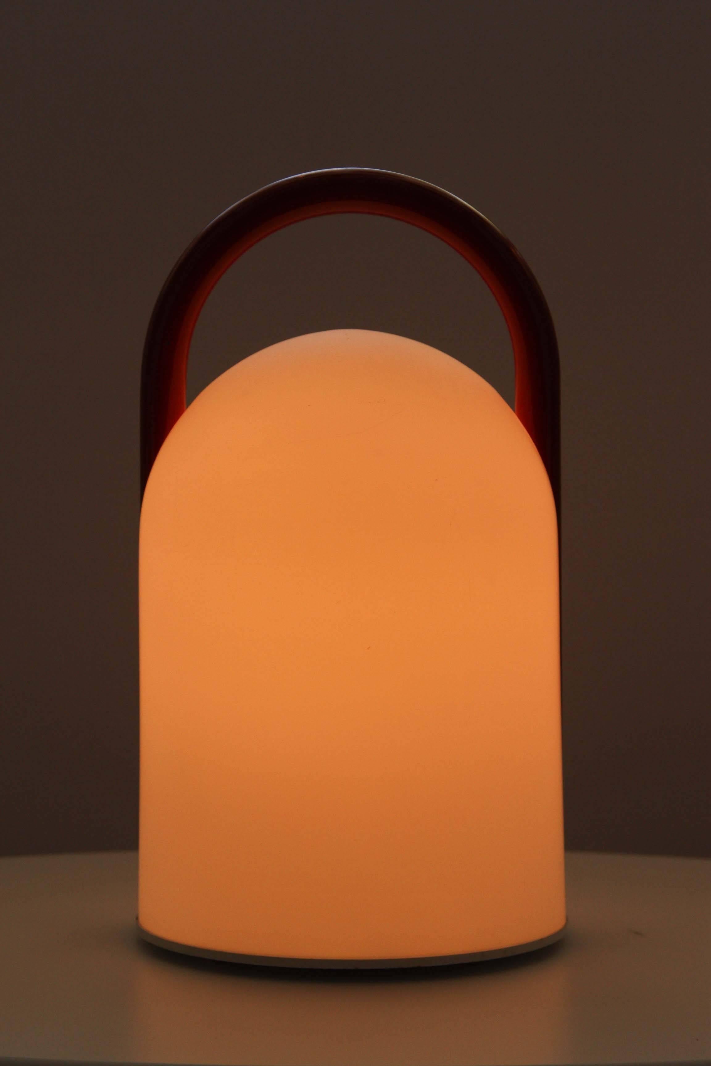 1980er Romolo Lanciani 'Tender'-Tischlampe aus Glas für Tronconi in Rot (Metall) im Angebot
