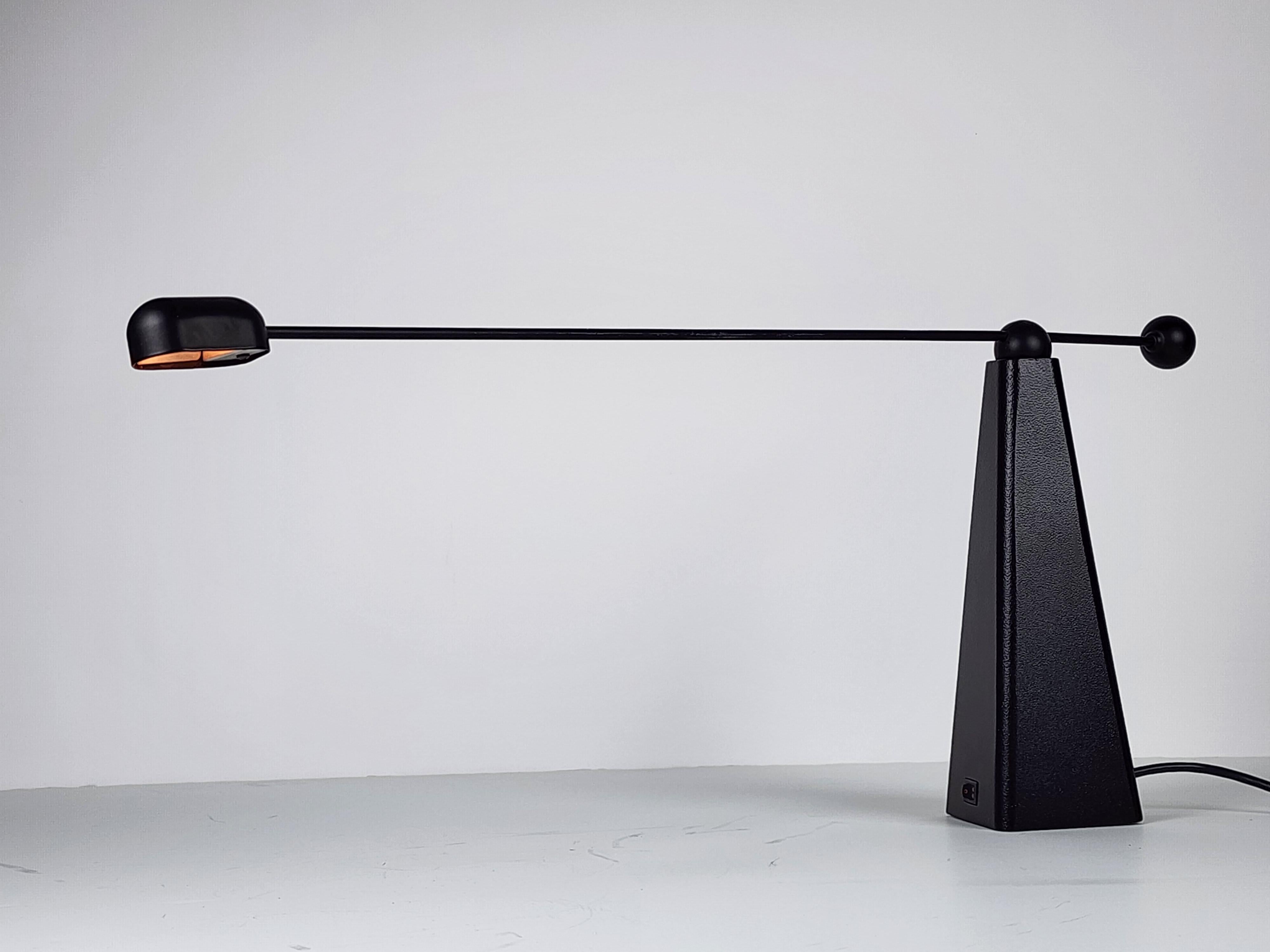 L'Icone Ron Rezek (USA)  Lampe de table halogène pour Bieffeplast, Italie.

La tige horizontale pivote vers le haut et vers le bas, vers la gauche et vers la droite sur la base de manière à obtenir différents réglages d'angle. 

Utiliser une ampoule