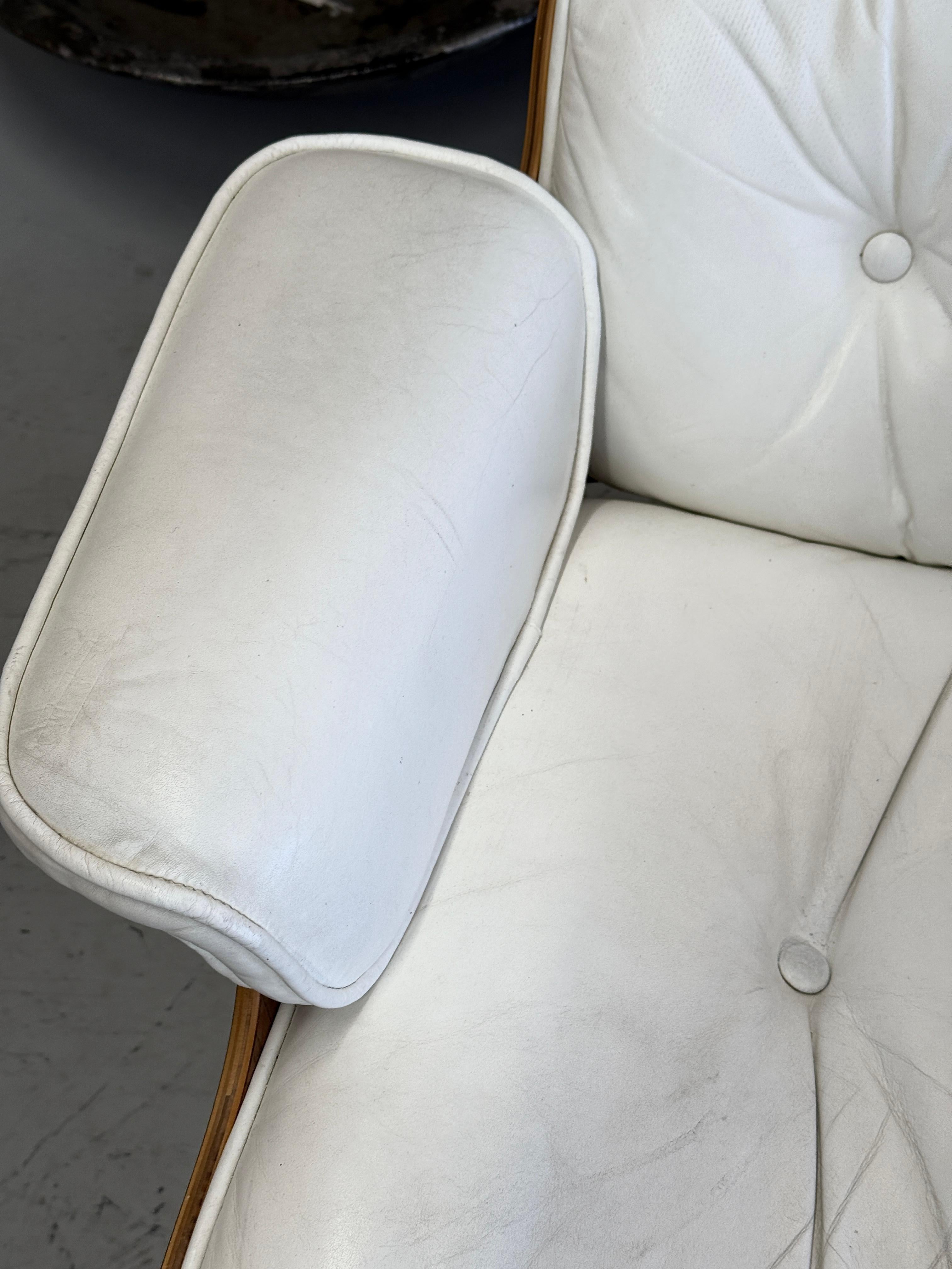 Herman Miller Eames Lounge Chairs aus Palisanderholz und weißem Leder aus den 1980er Jahren im Zustand „Gut“ im Angebot in Palm Springs, CA