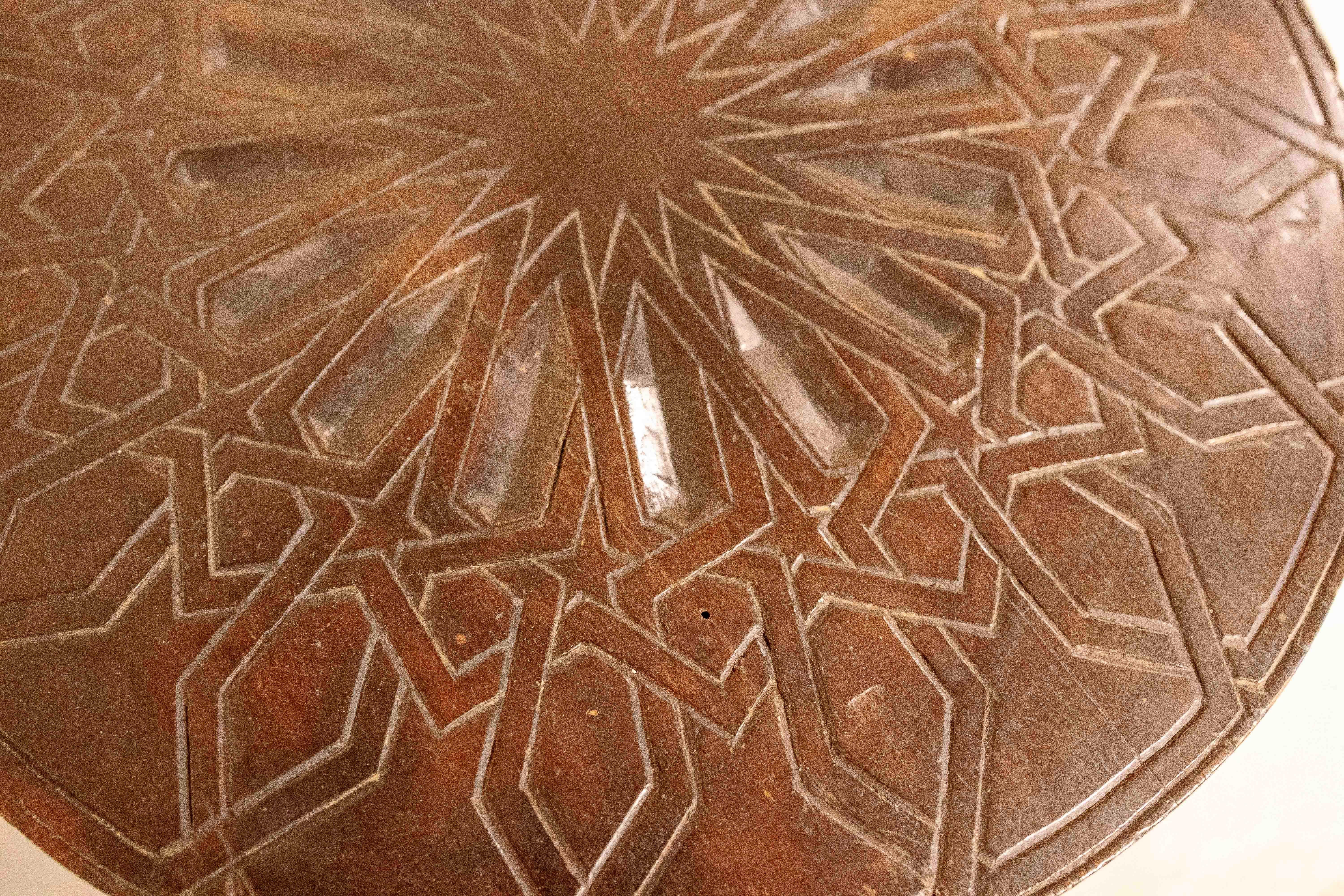 1980er Jahre Runder geschnitzter Holztisch mit geometrischem Design im arabischen Stil im Angebot 5