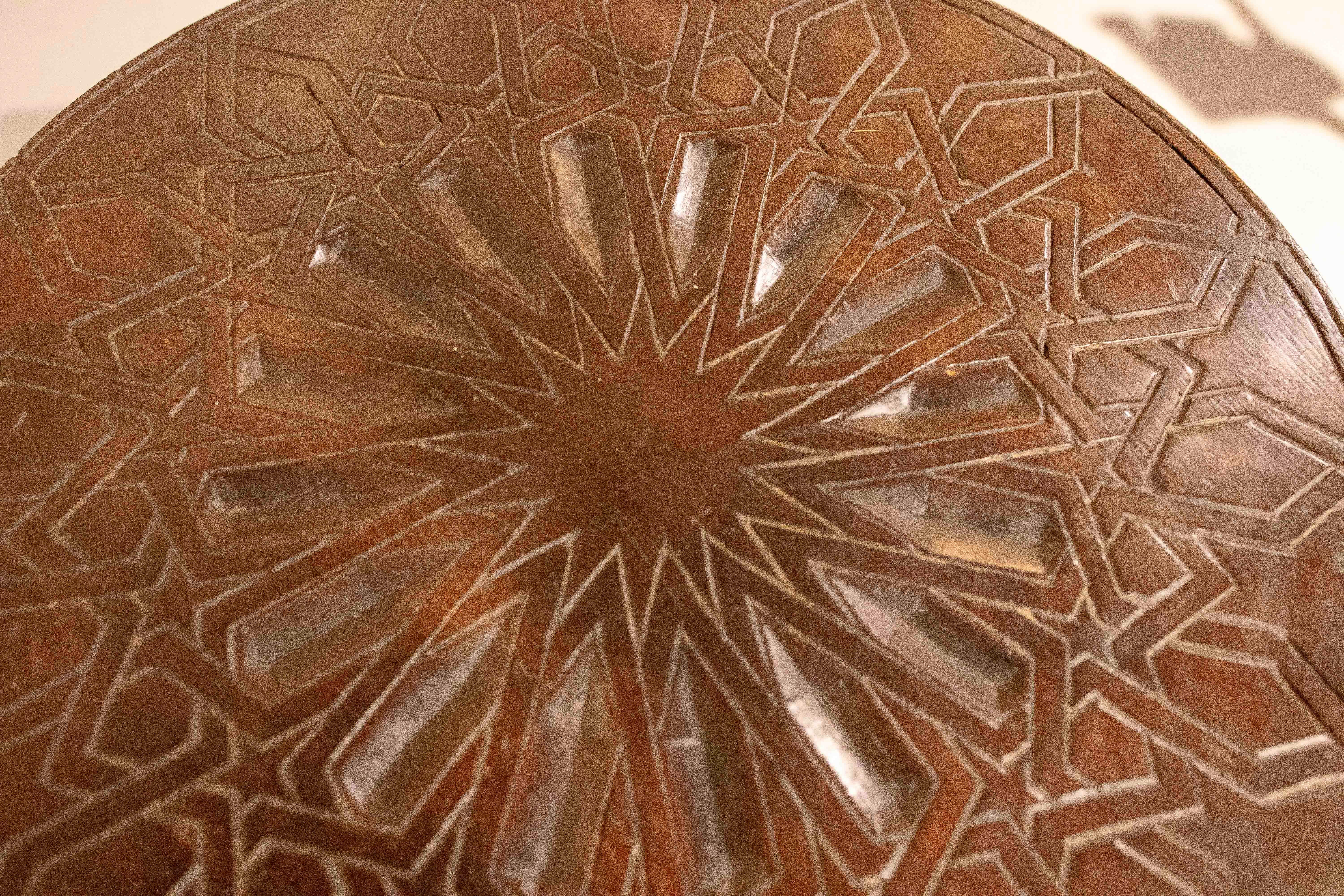 1980er Jahre Runder geschnitzter Holztisch mit geometrischem Design im arabischen Stil im Angebot 6